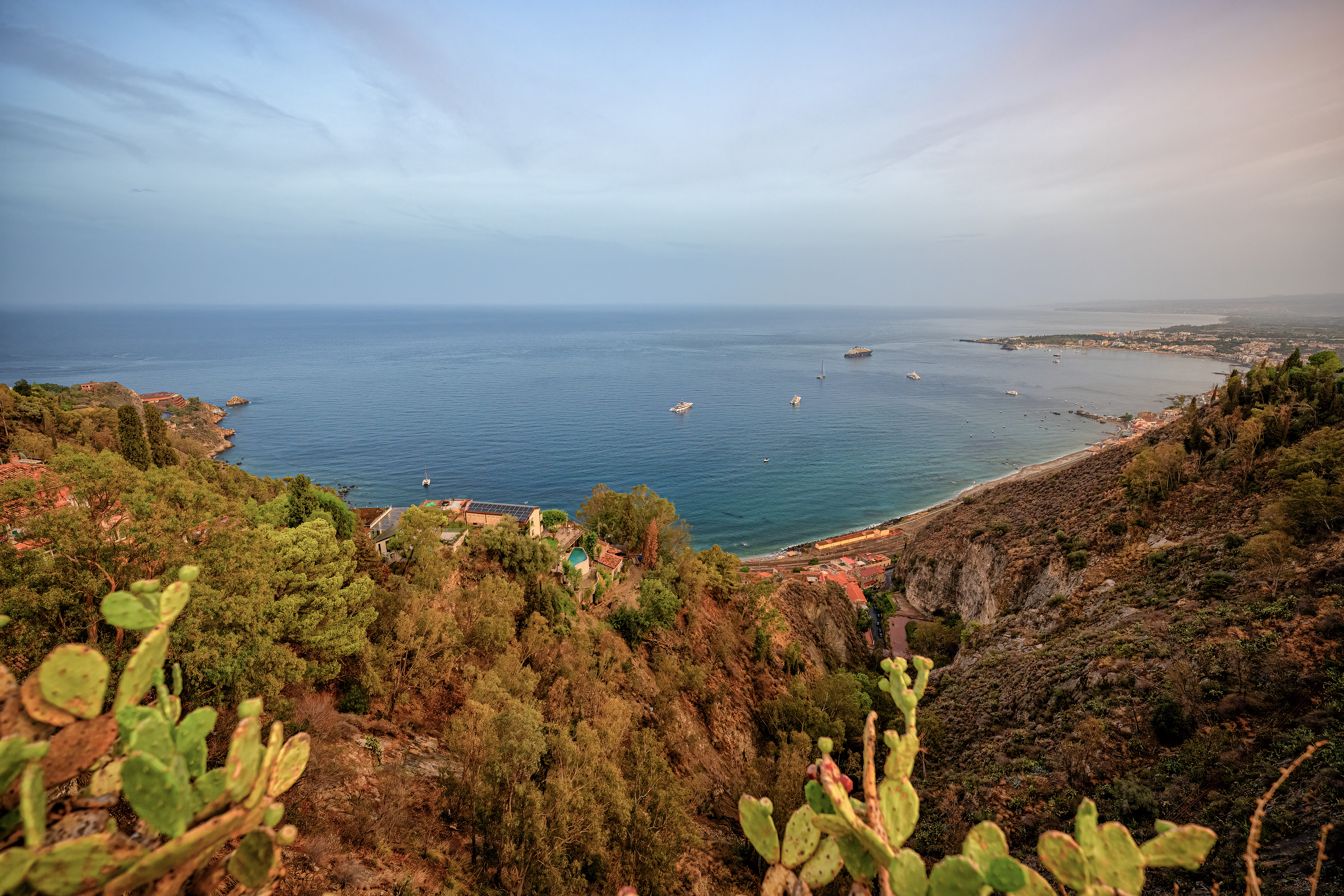 Taormina, pohled z Piazza Nove Aprile