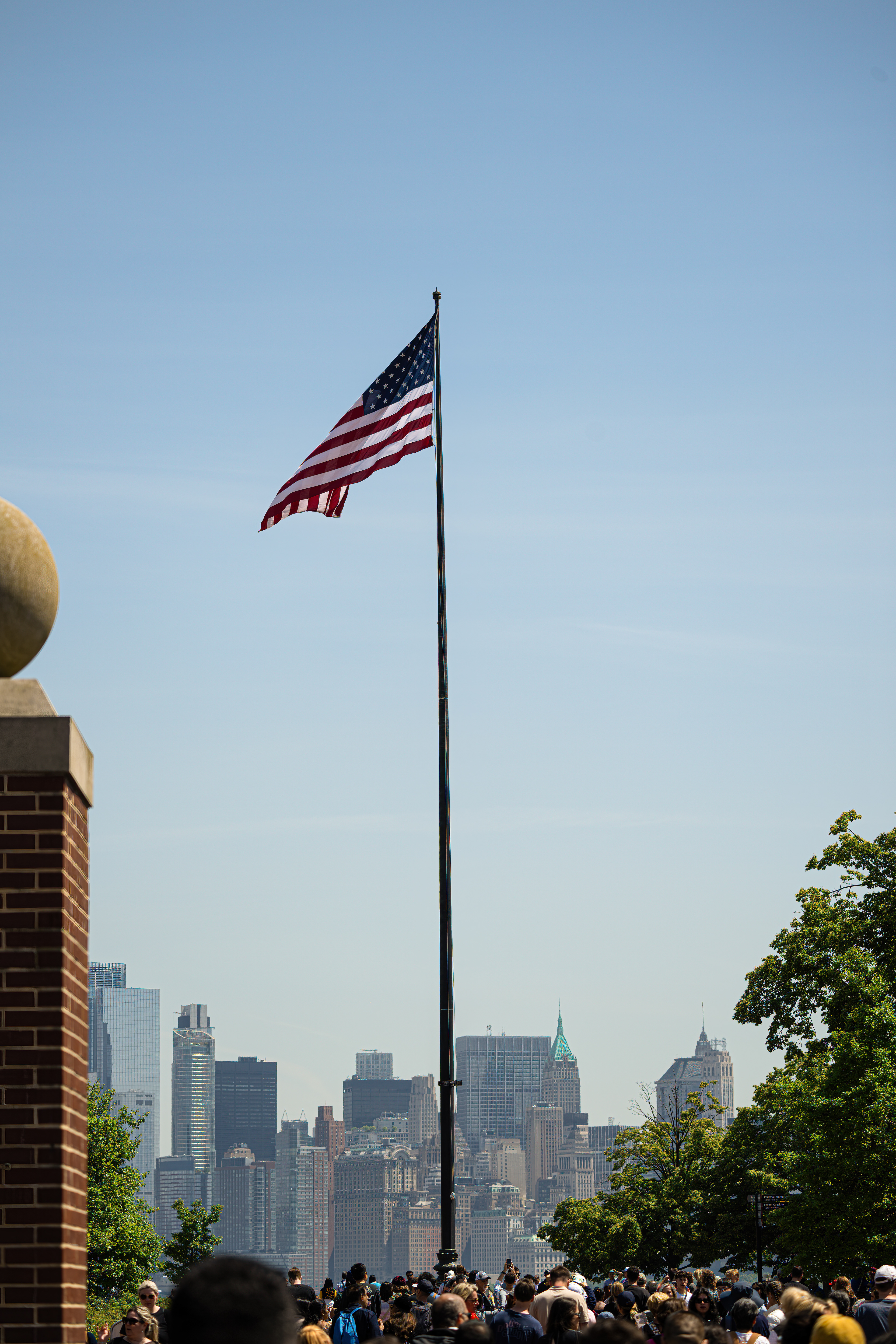 Vlajka USA, v pozadí Manhattan