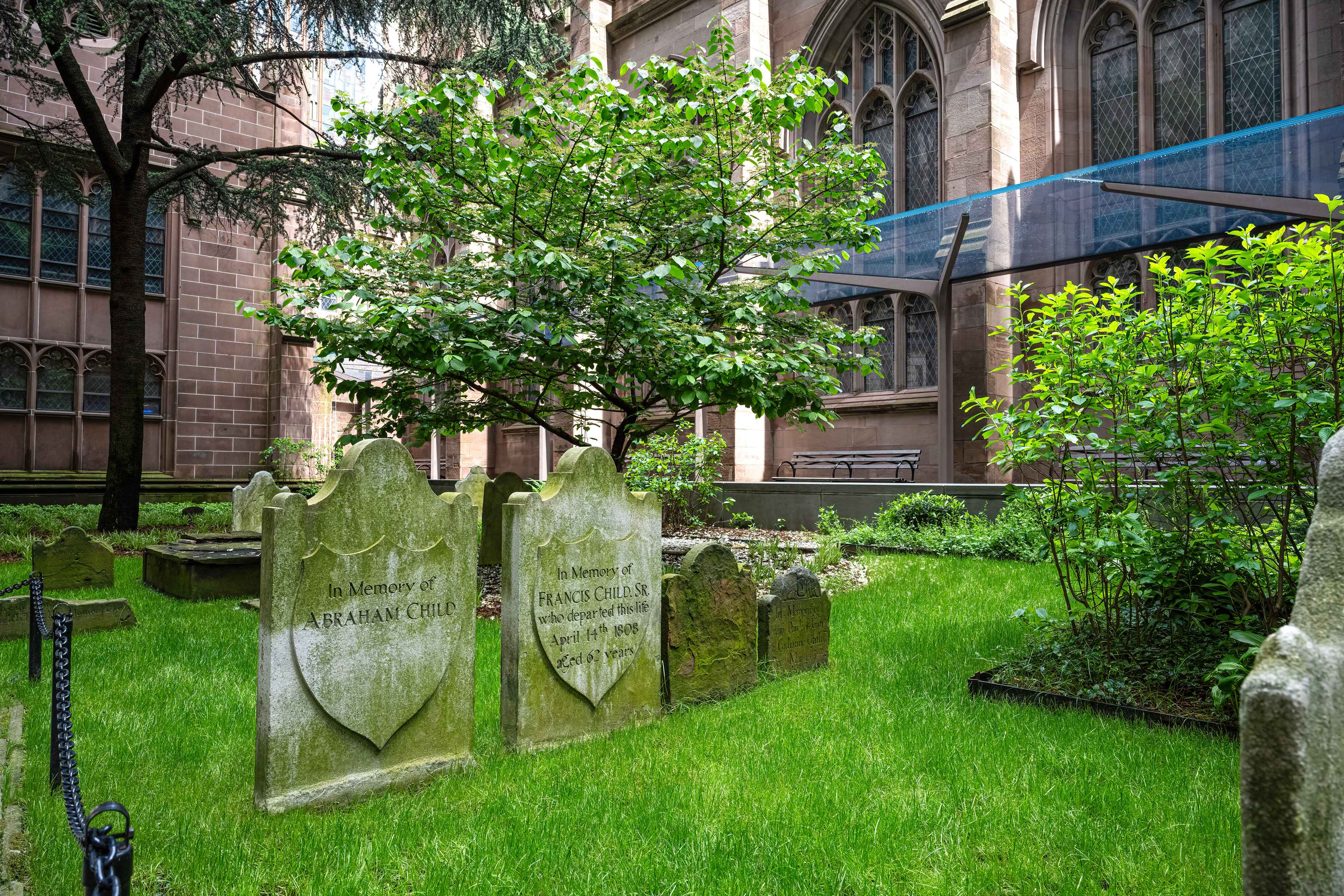 Staré náhrobky u kostela Trinity Church