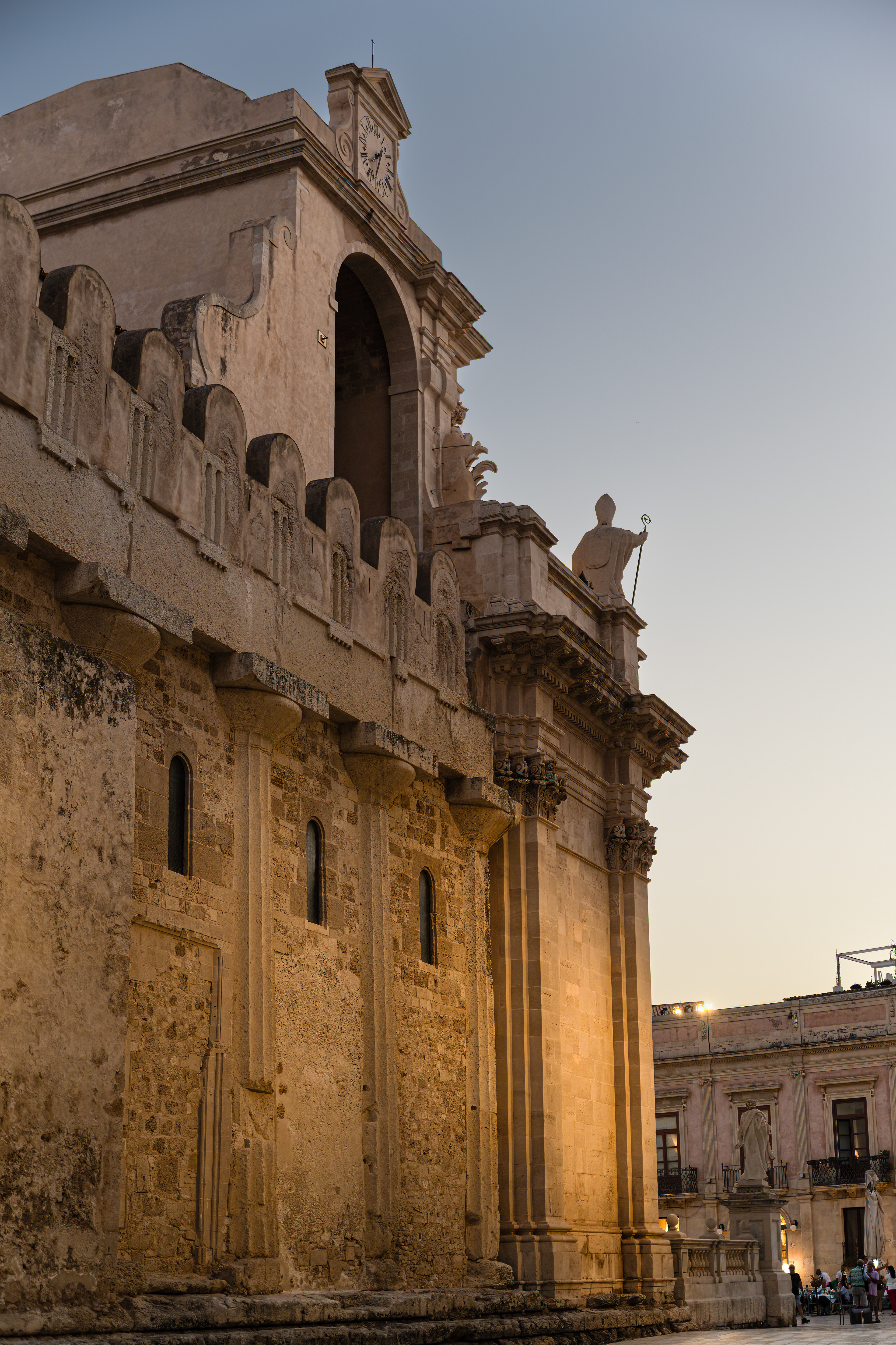 Syracusy, Dóm, antické dórské sloupy starověkého Athénina chrámu, postaveného v 5. století př. n. l. V byzantské době (v 7. století) byla konstrukce chrámu převzata a použita jako základ křesťanské baziliky