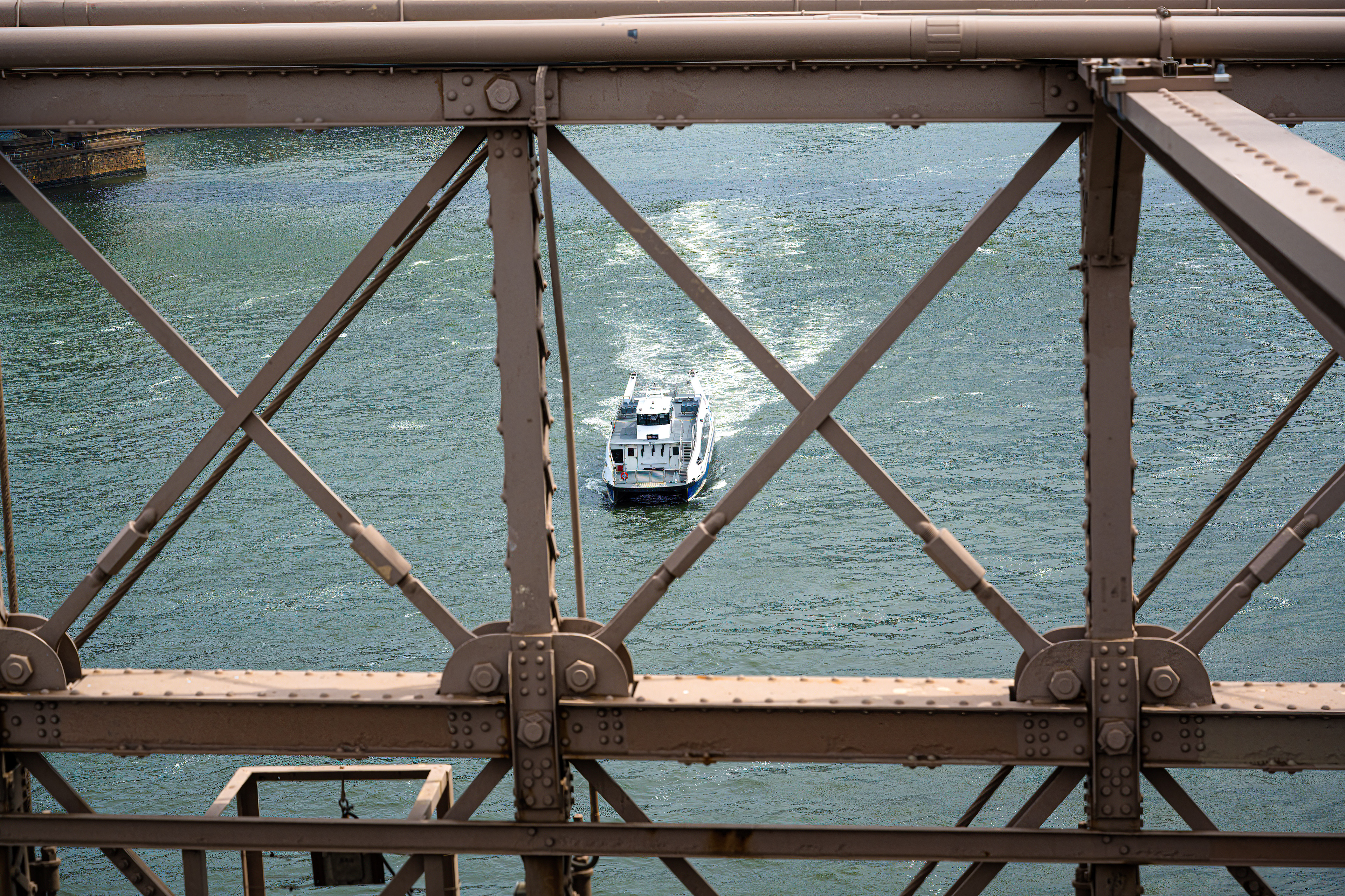 Pohled z Brooklynského mostu na East river