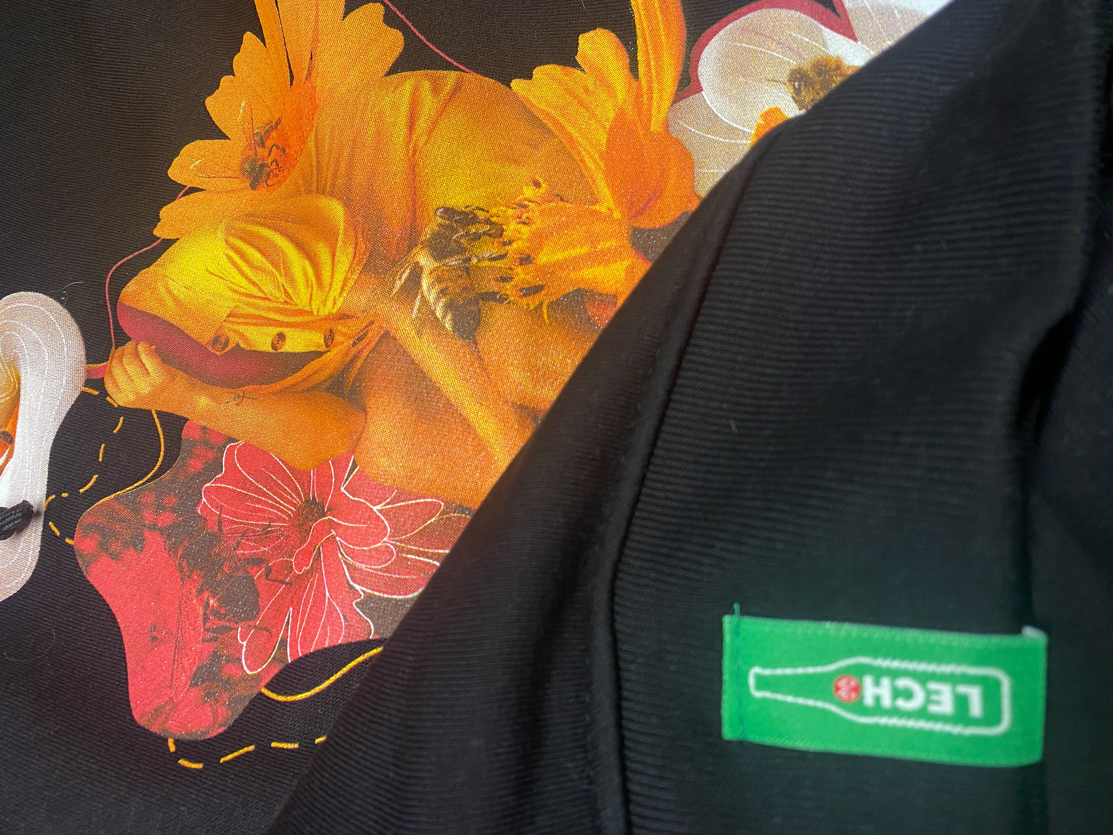 Sweatshirt with finished print