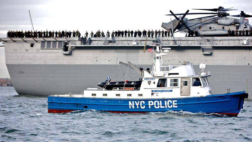 Launch 4 (Ptl Kenny Hansen) alongside USS New York