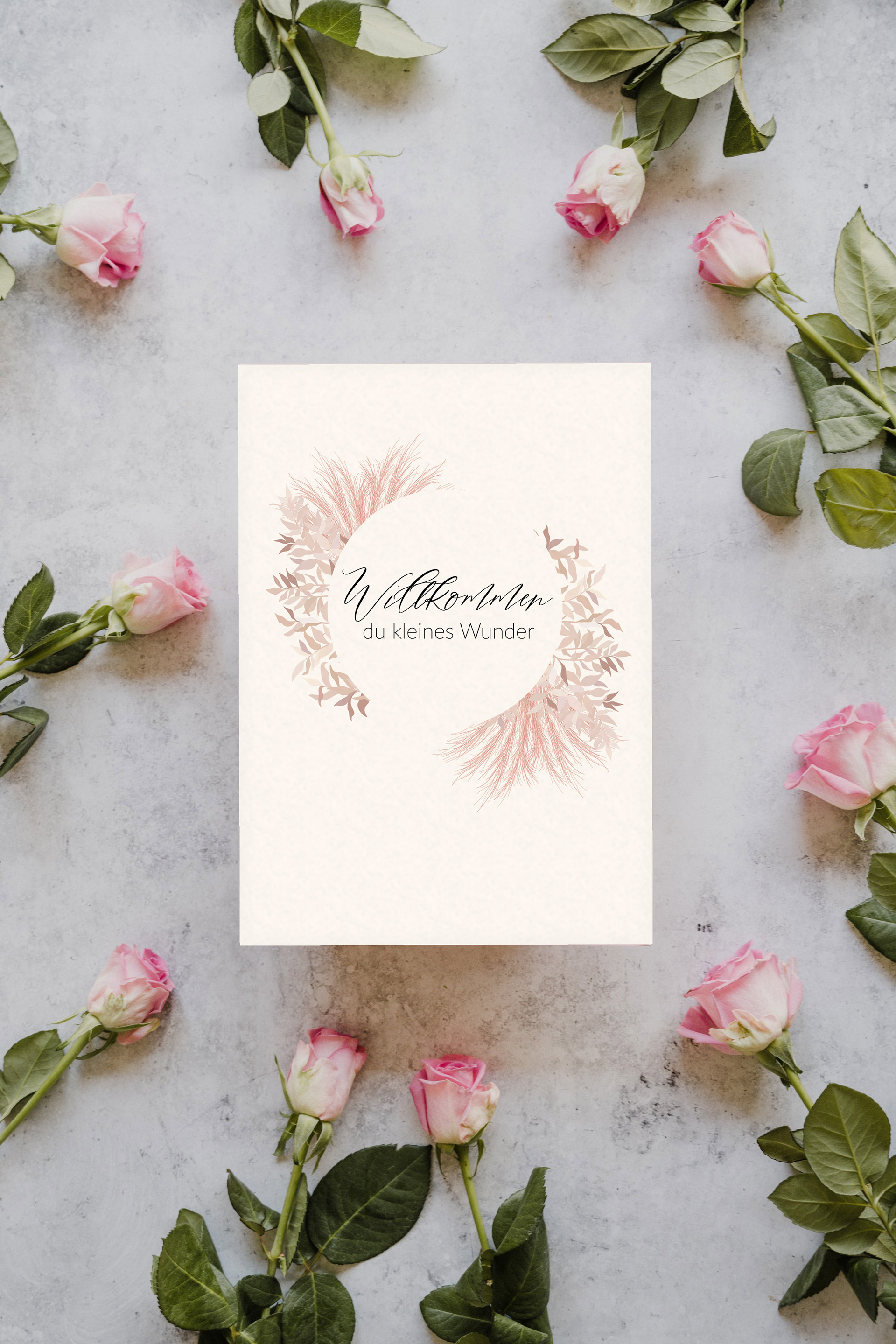Karte zur Geburt mit verschiedenen rosa Pflanzen im Kreis angelegt. Im Zentrum steht der Text: Willkommen du kleines Wunder. 