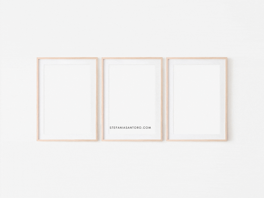 Gif mit drei Postkarten die in das Bild hereinfliegen und sich in die gehörigen Bilderrahmen positionieren. Eine Karte ist mit dem Bart vom Weihnachtsmann auf einfachen roten Hintergrund. Die zweite Karte ist eine Illustration in Nahaufname vom Kopf eines Schneemanns. Der Text: love, peace and joy erscheint. 