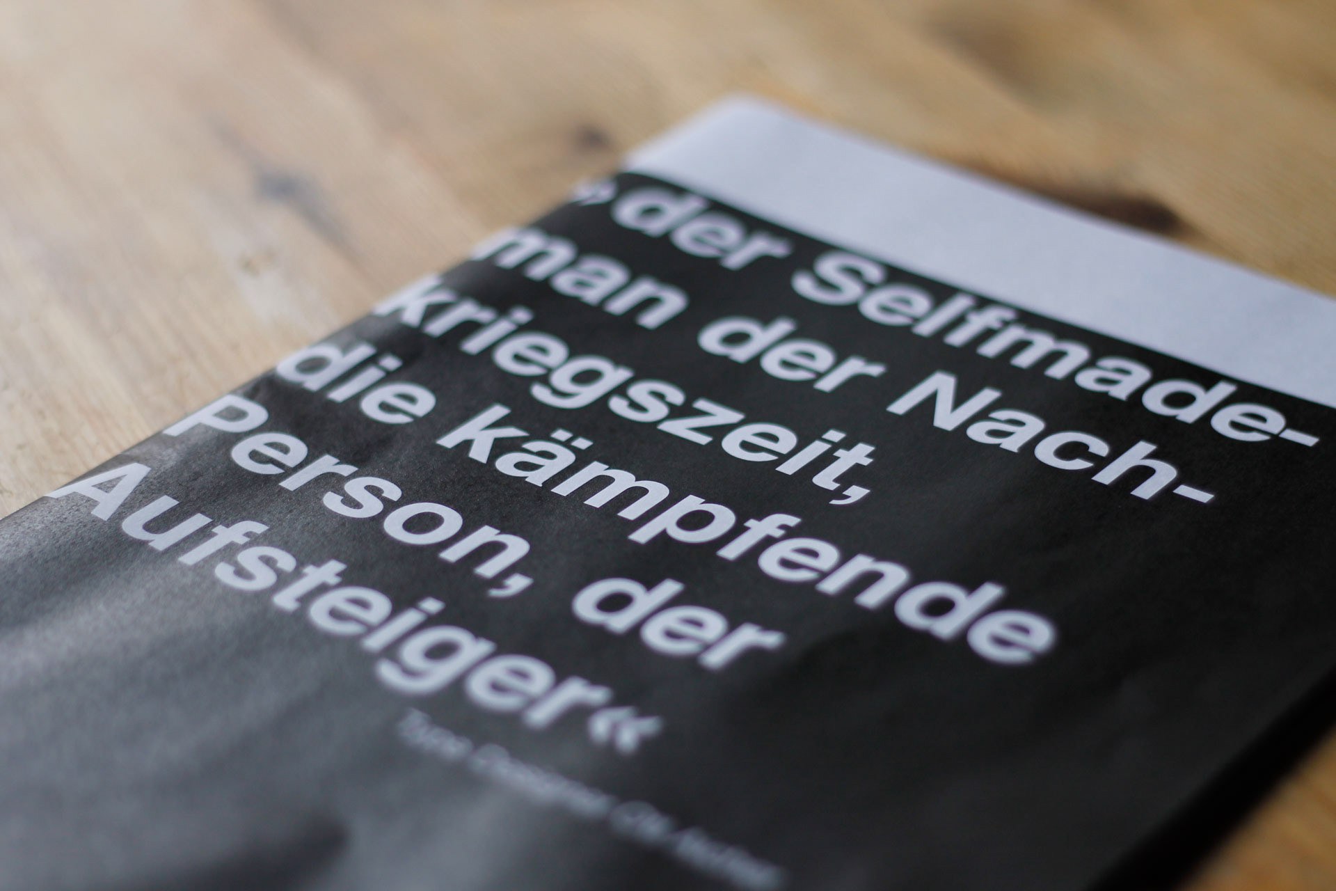 Cover vom Magazin mit dem Text: "der Selfmademan der Nachkriegszeit, die kämpfende Person, der Aufsteiger"