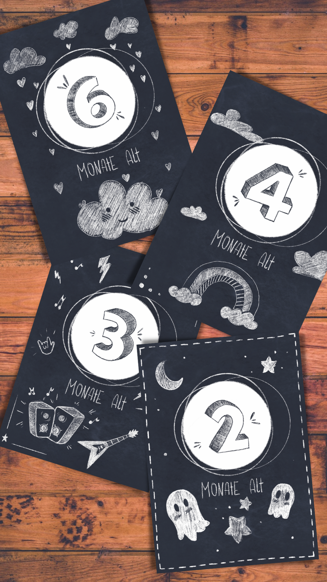 4 verschiedene Meileinsteinkarten. Mit Kreide-Optik bzw. Schiefertafel. Einmal mit Wolken und Regenbogen, dann mit Blitze, Musiknoten, E-Gitarre und Musikboxen und auch eine mit Geister, Sterne und Mond