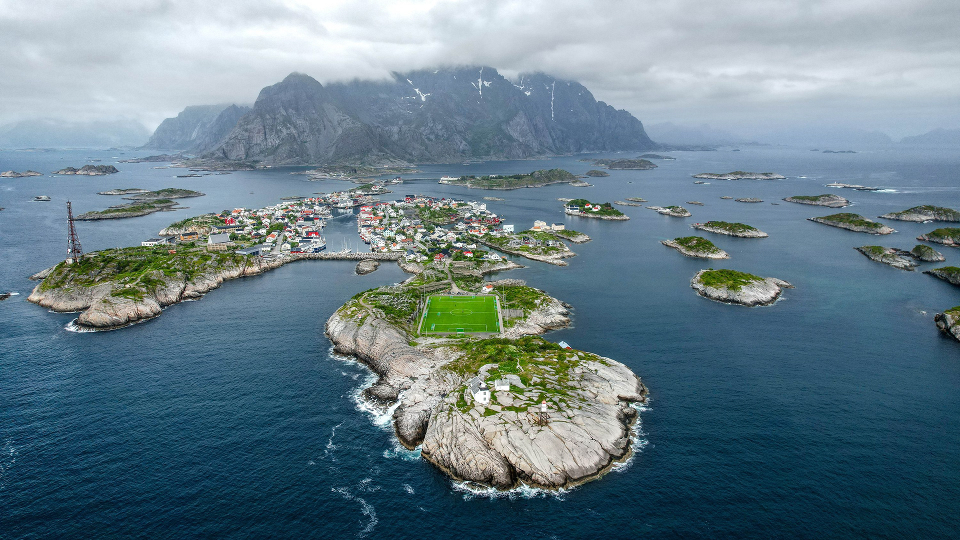 Fußballplatz in Henningsvaer - Dolomiten | Lydia Bauer