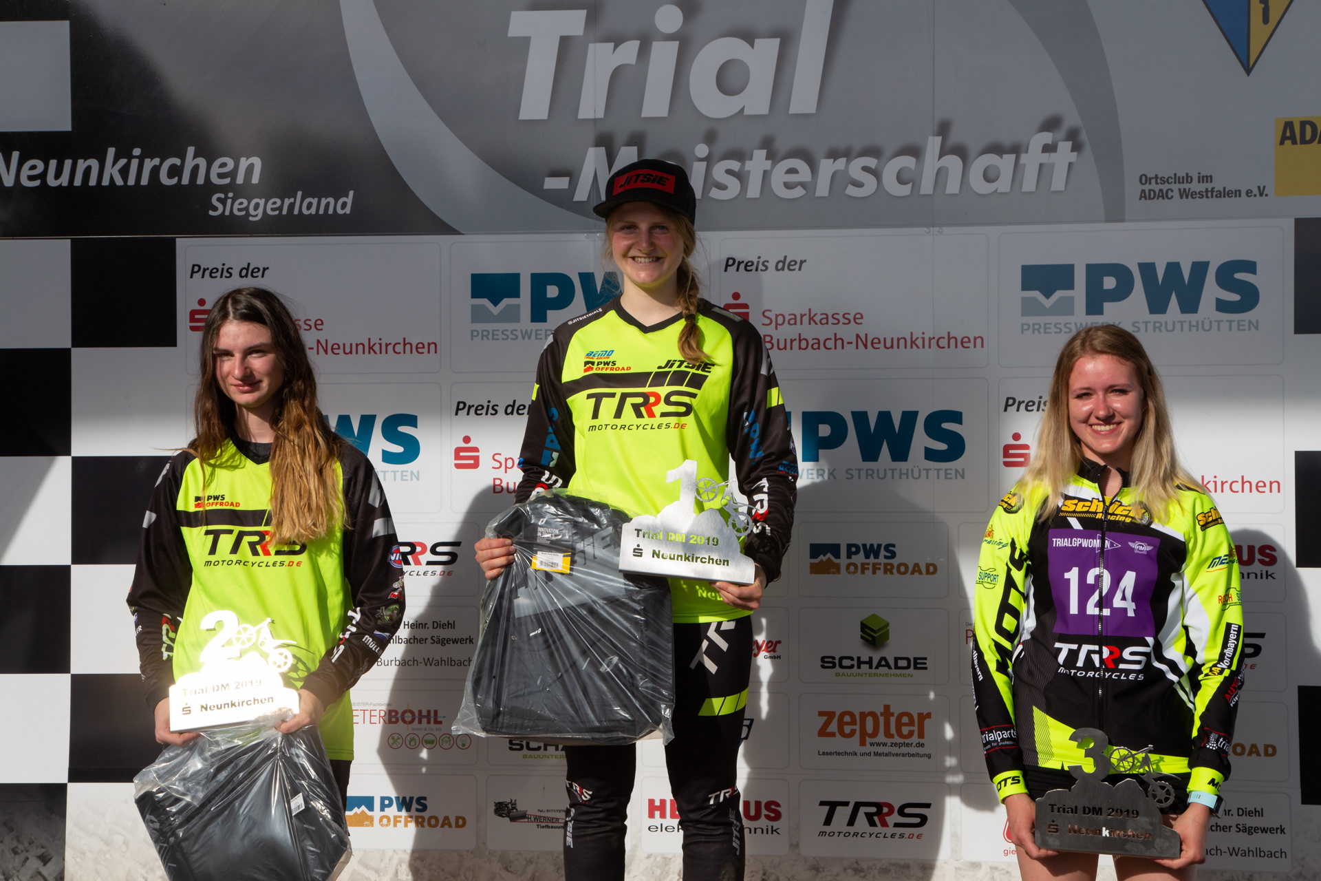 Siegerehrung Trial DM 2019 Neunkirchen - Platz 1 Sarah Bauer, Platz 2 Vivian Wachs