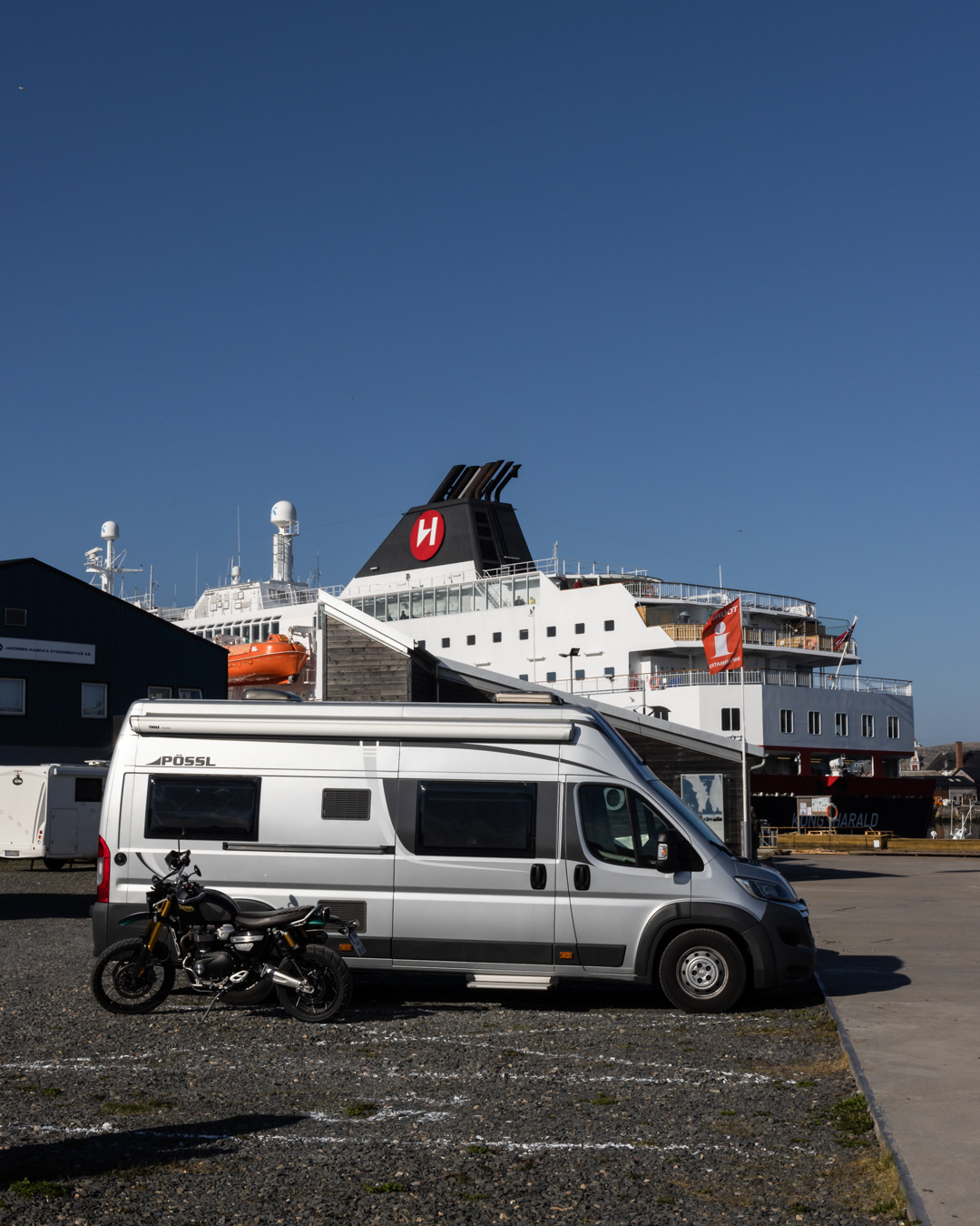 Die Hurtigruten im Hafen von Vardo