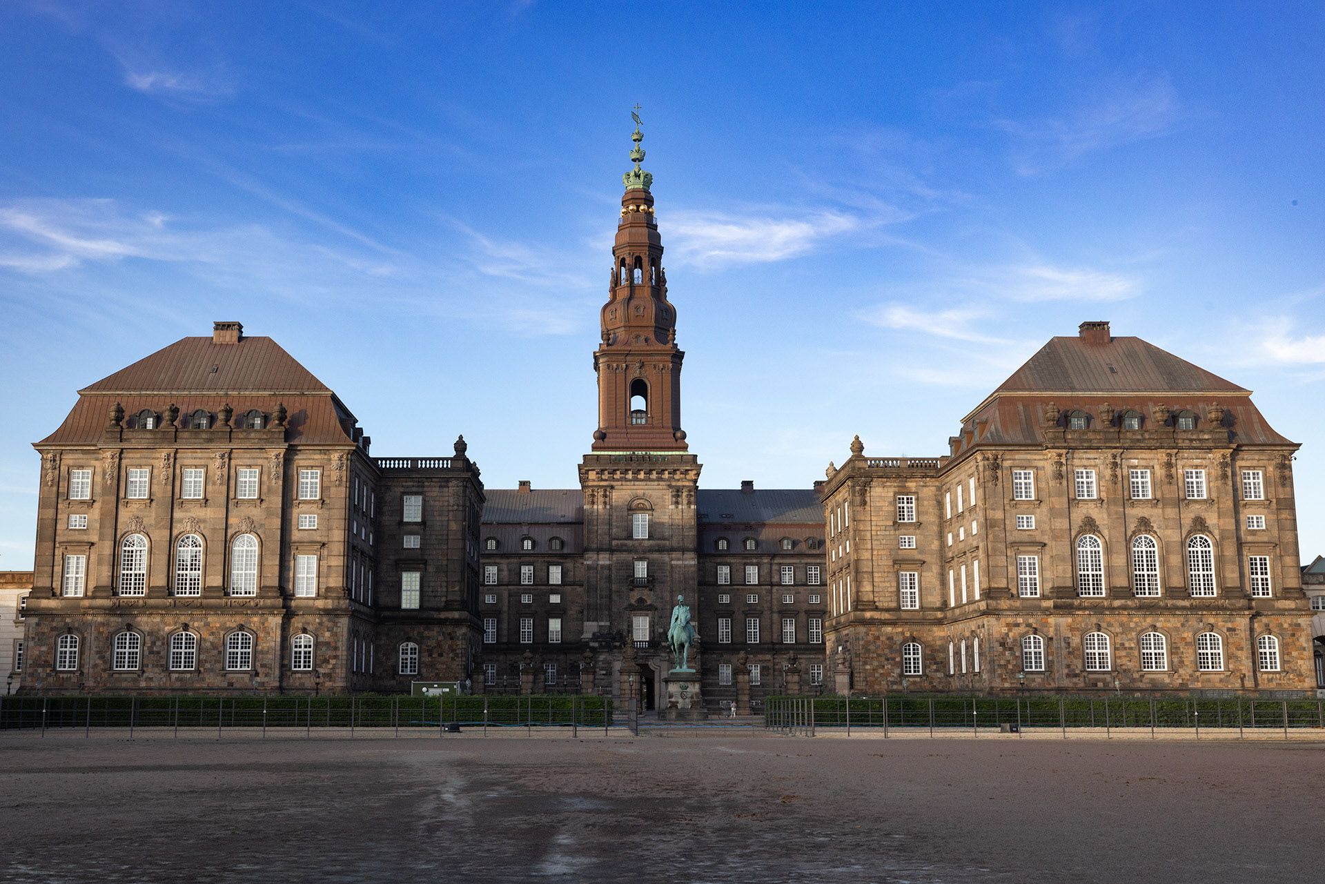 Der Christiansborg Palast mit dem Reiterstandbild Christians IX.