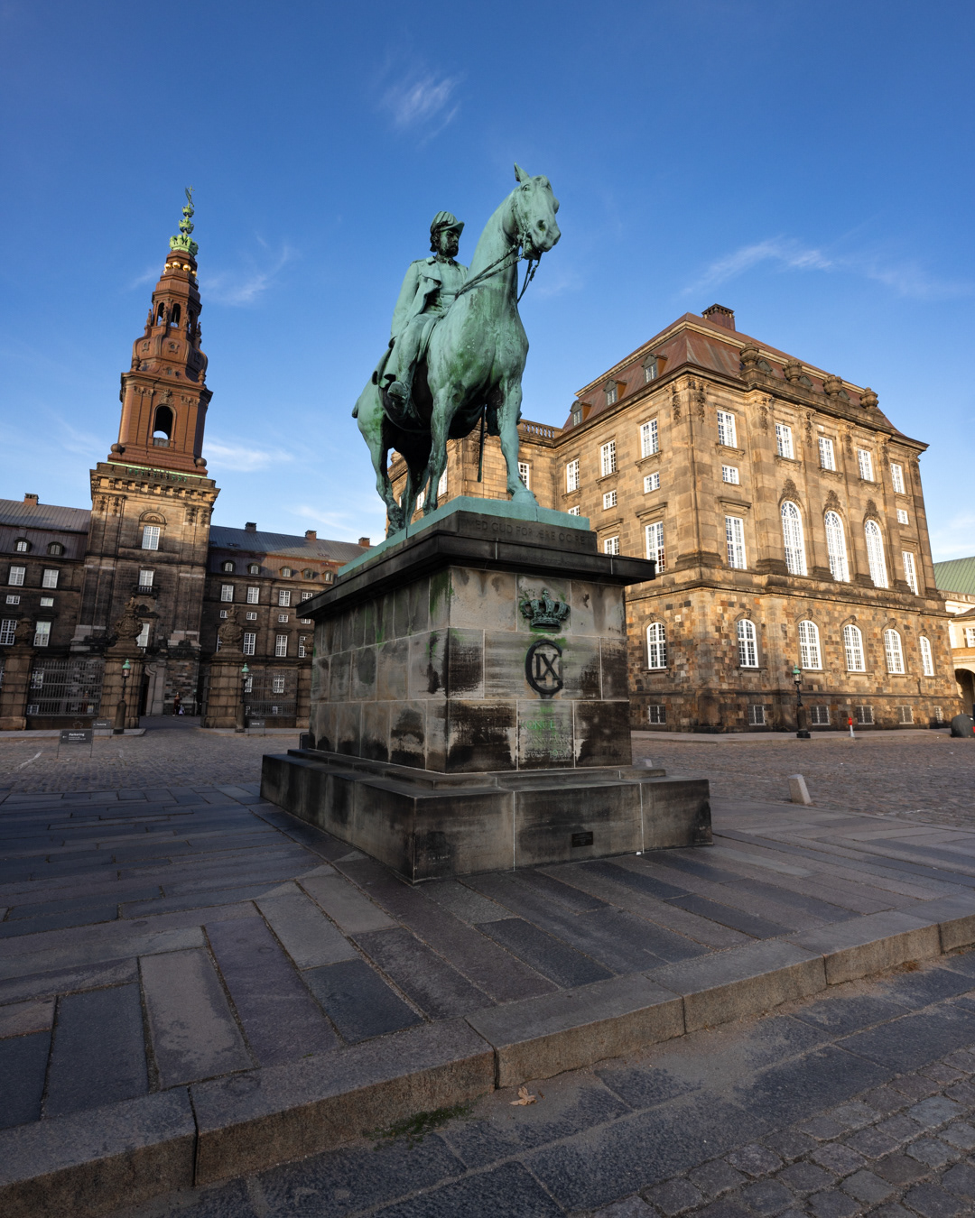 Die Statue Frederik VII vorm Christiansborg Palast