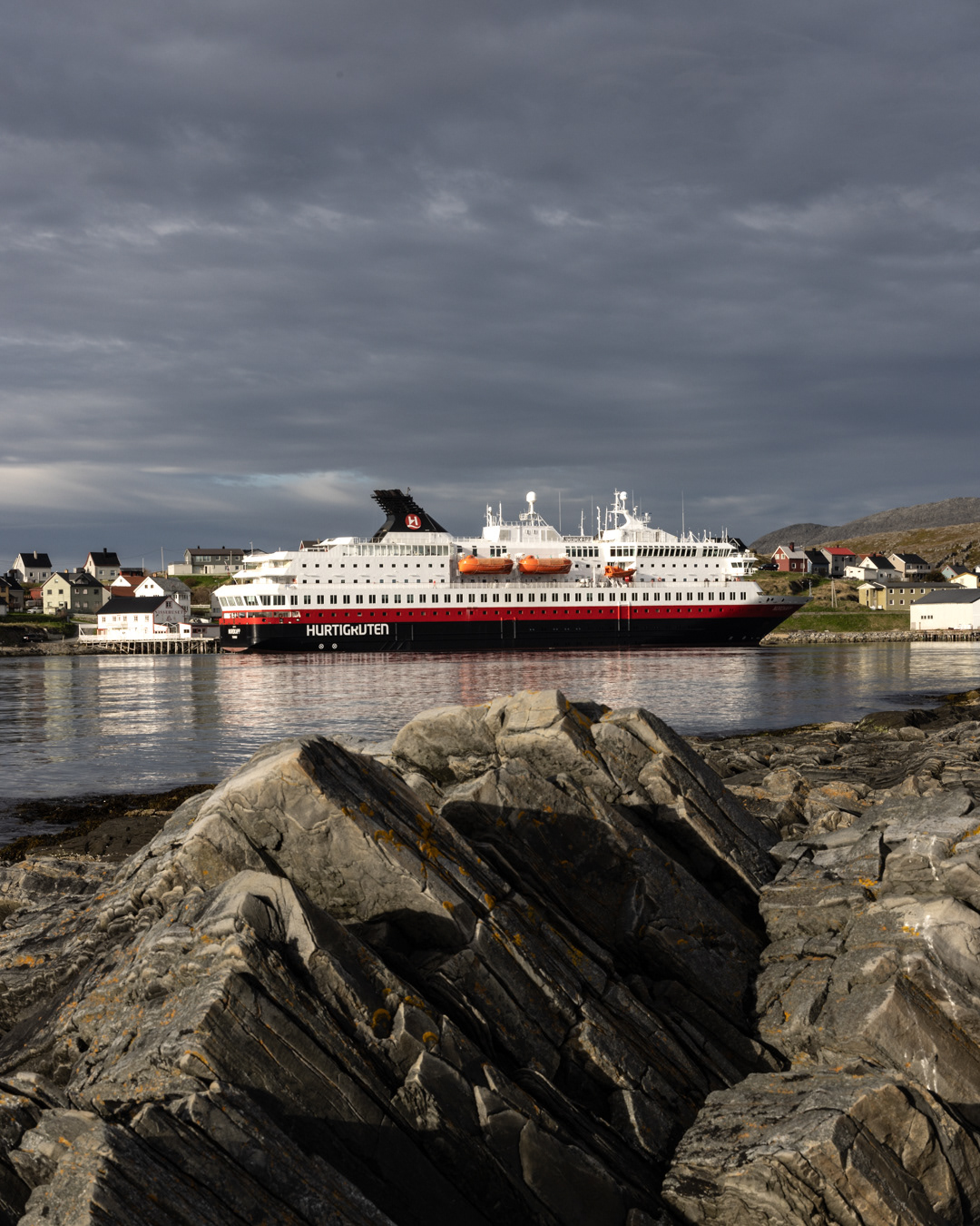 Die Hurtigruten im Hafen von Mehamn