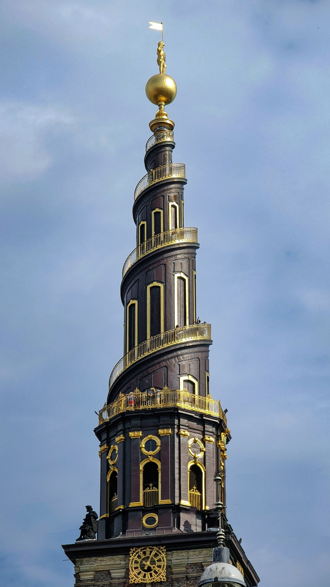 Die Vor Frelsers Kirke mit der Korkenzieher Turmspitze bietet eine tolle Aussicht über die Stadt