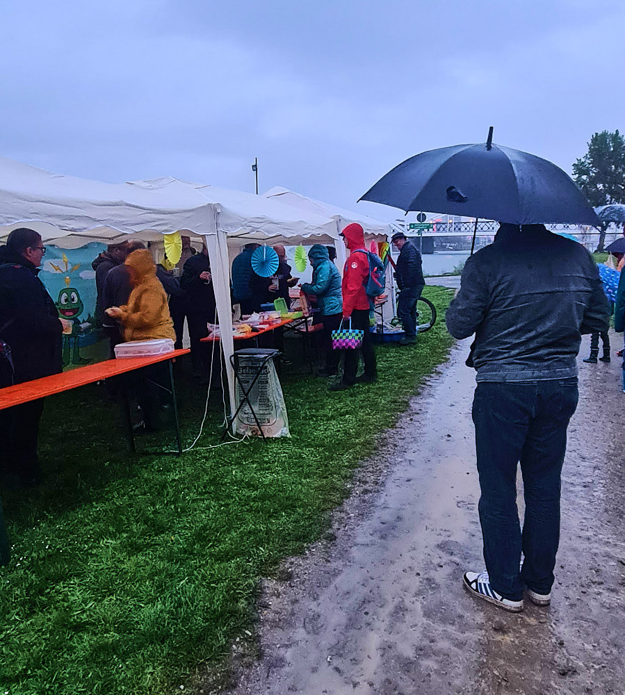 06:30Uhr und Regen, doch einige Geocacher waren trotzdem da.