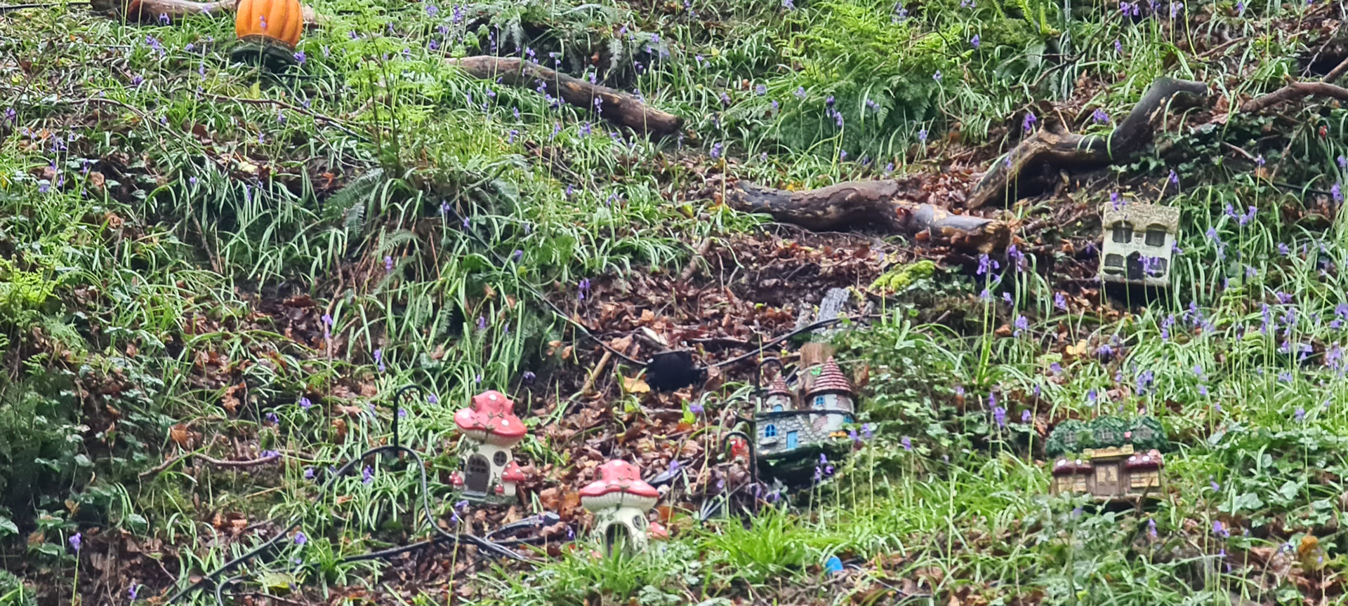 Überall im Park verstecken sich kleine Häuser und Türen.