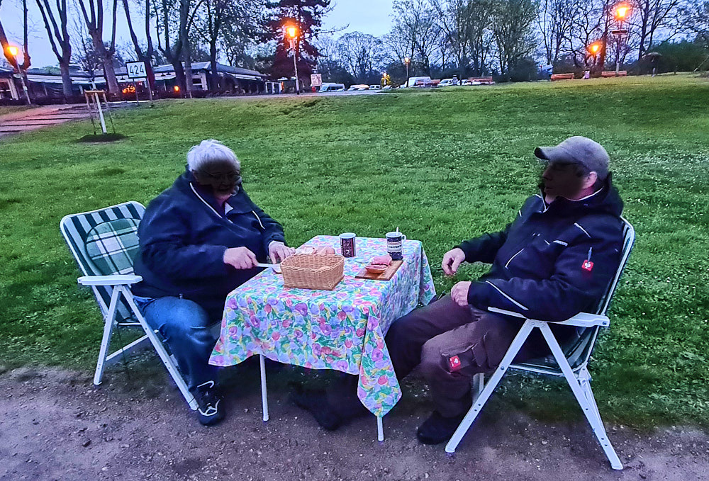 Frühstück im Nieselregen.