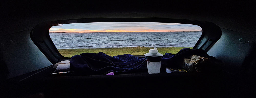 Der Ausblick aus meinem Microcamper am Morgen.