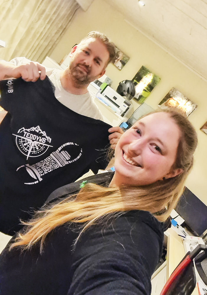 Bjorn überreicht mir mein neues T-Shirt! Danke!