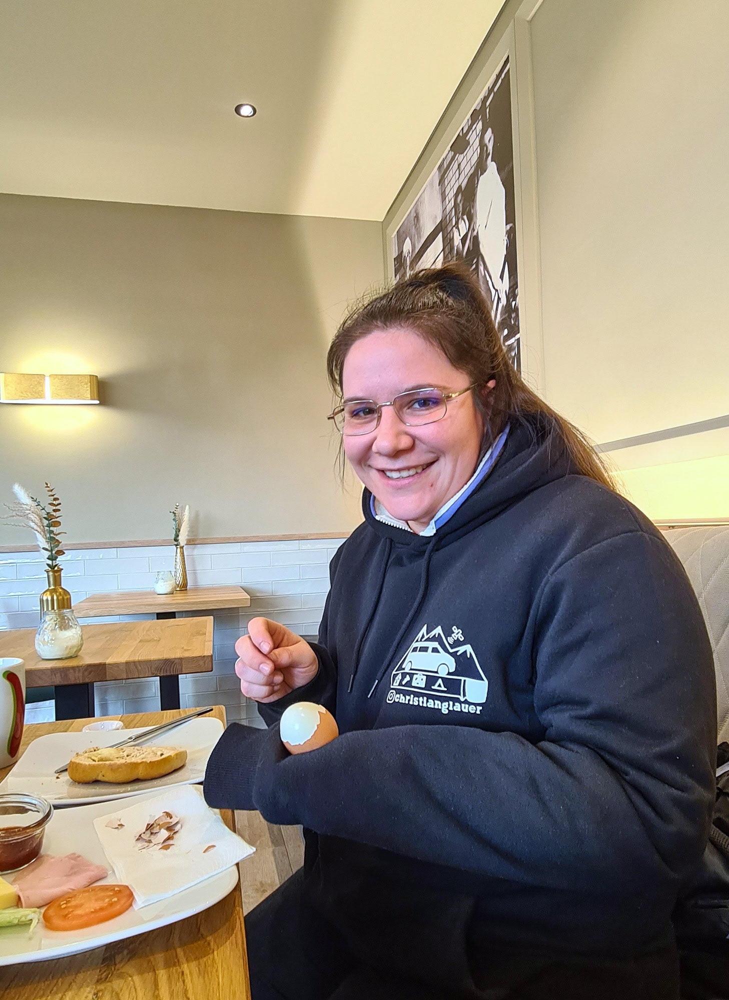 Britta mit ihrem Frühstücksei