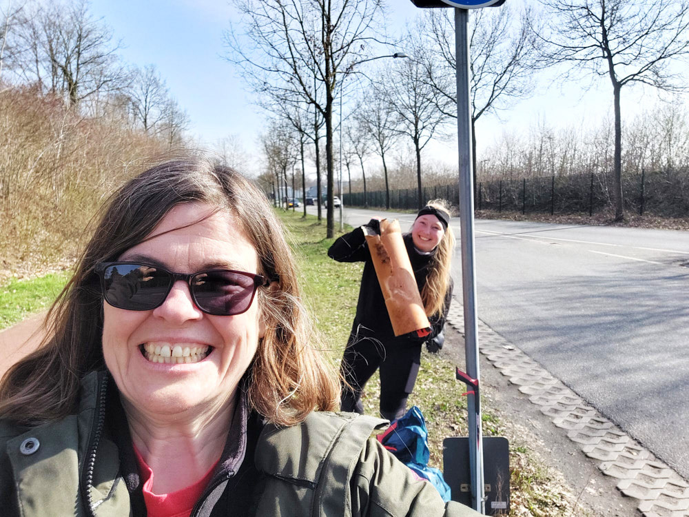 chinalili und ich nach erfolgreicher Müll-Jagd.