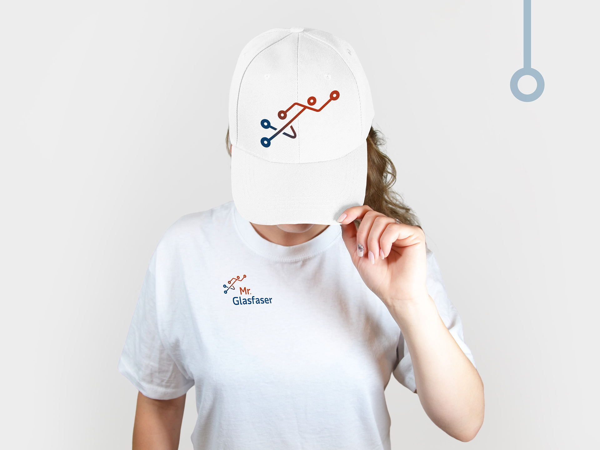 Frau mit weißem Käppi und weißem T-Shirt. Auf dem Käppi ist die Bildmarke des Logos von Mr. Glasfaser gedruckt. Auf dem T-Shirt ist das Logo von Mr. Glasfaser gedruckt.