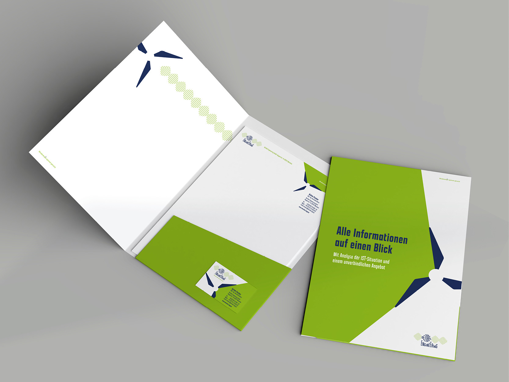 Aufgeklappte Informationsmappe von "Dezibel Engineering". Darin befindet sich das Briefpapier und eine Visitenkarte. Daneben liegt die geschlossene Mappe.