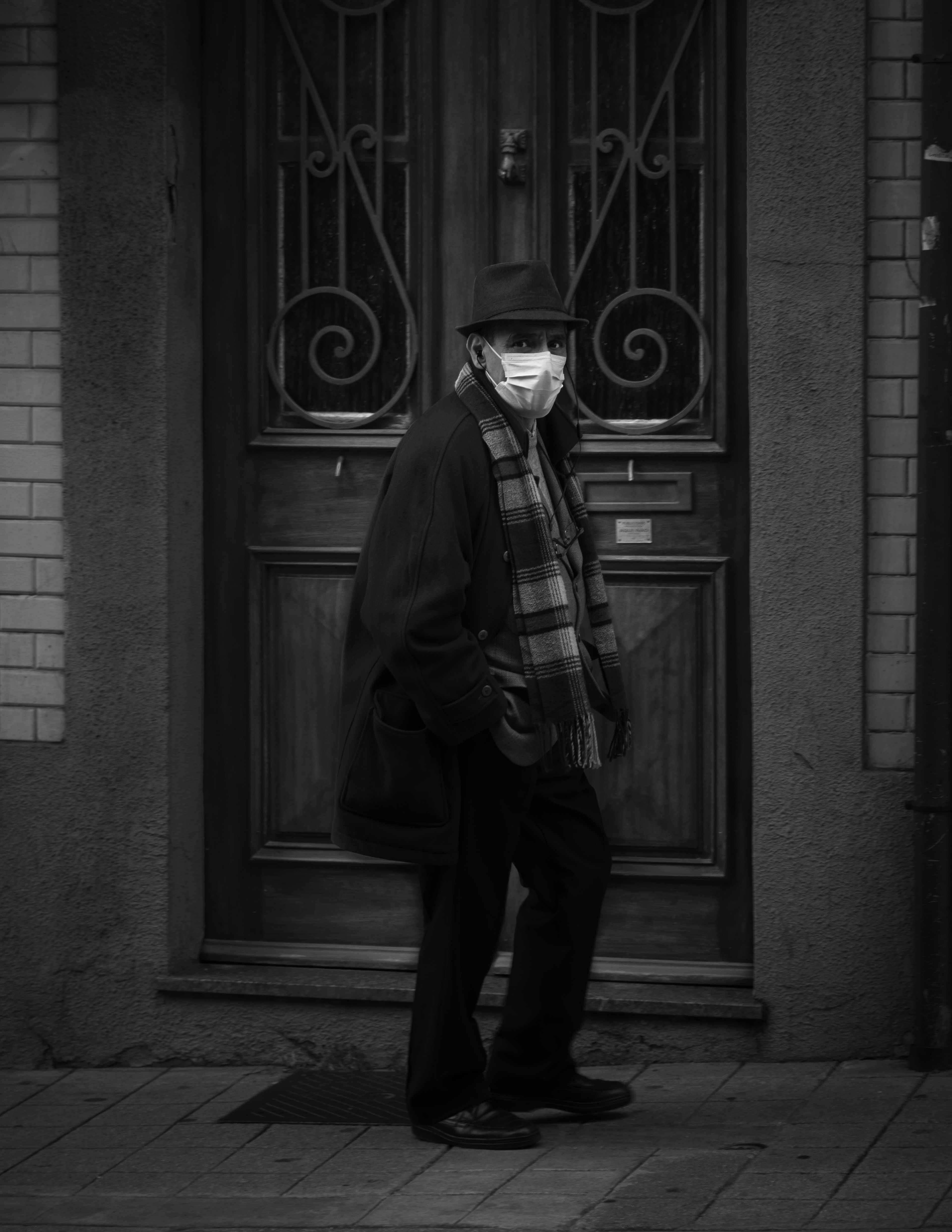 Dans son vieux par dessus rapé