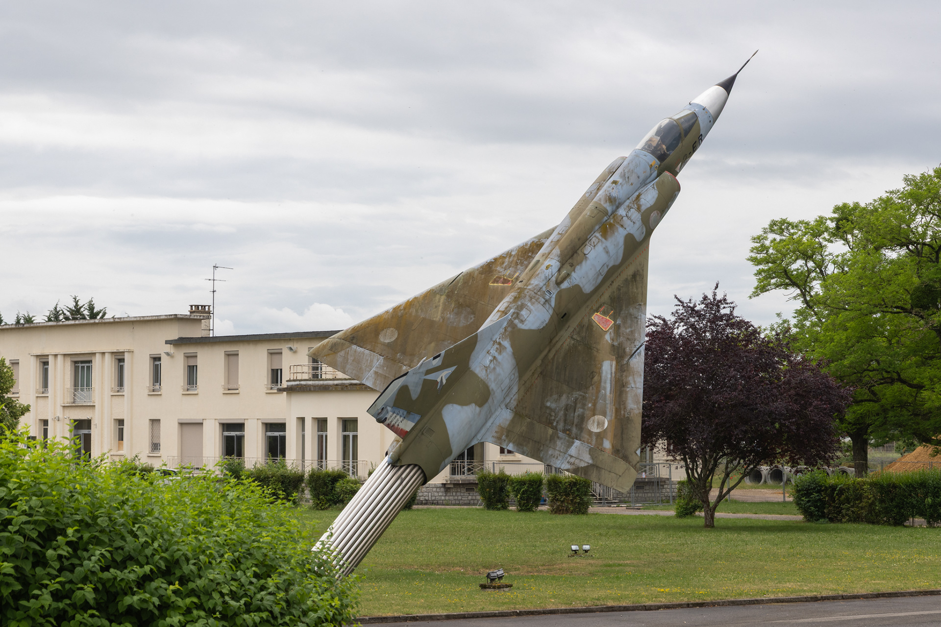 	Dassault Mirage IIIE met registratie 609 en code 2-ER (of 2-LR) staat bij het vliegveld van Dijon-Longvic.