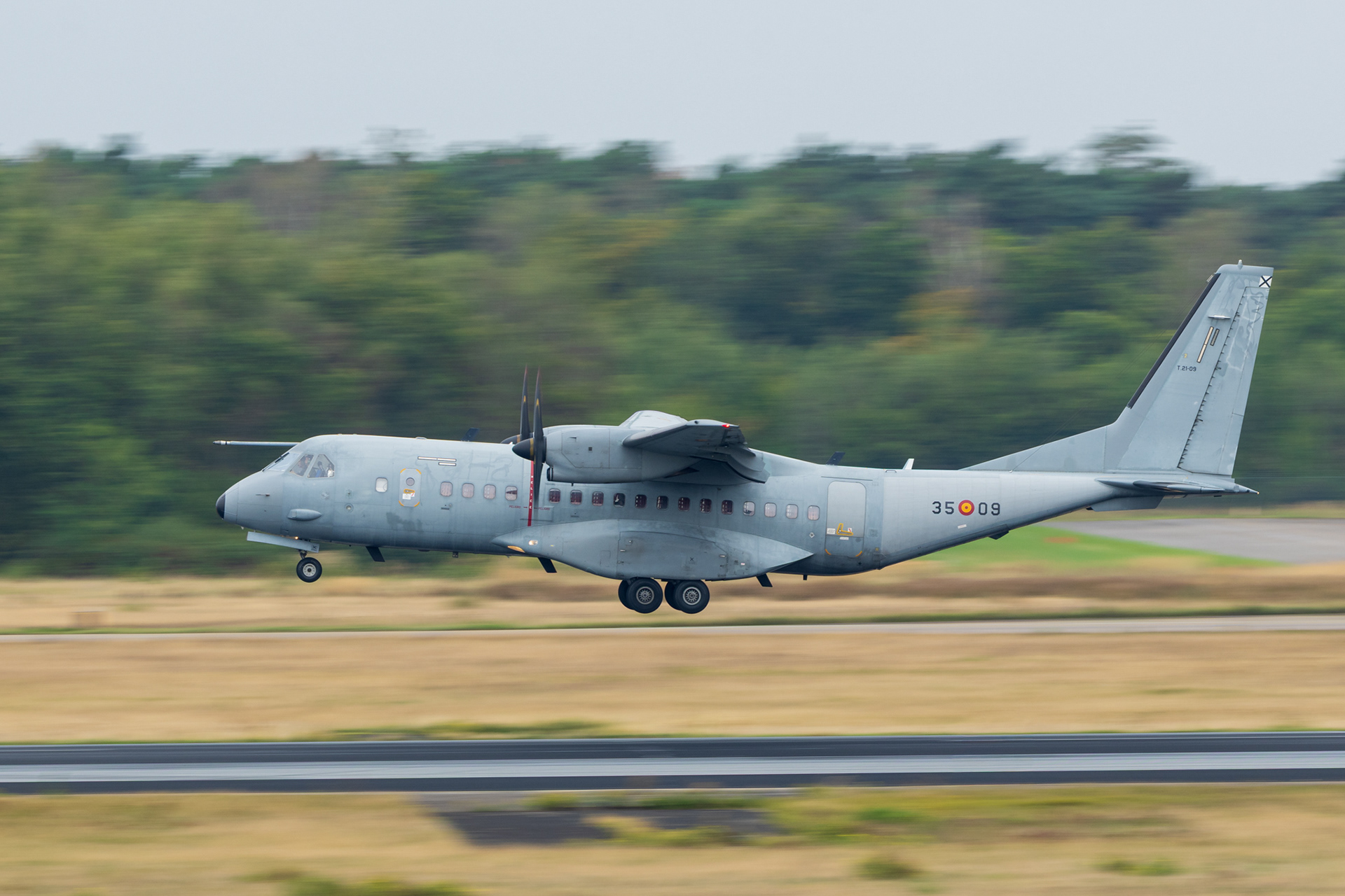 Een Spaanse CN235 op vliegbasis Eindhoven tijdens Falcon Leap 2025.