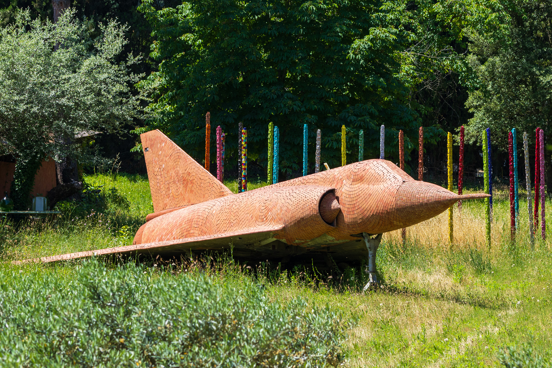 Dit kunstobject gemaakt van allemaal kleine tegeltjes, is wel degelijk een Dassault Mirage IIIE. Deze staat in Salernes en had registratie 402 en code 13-QL.
