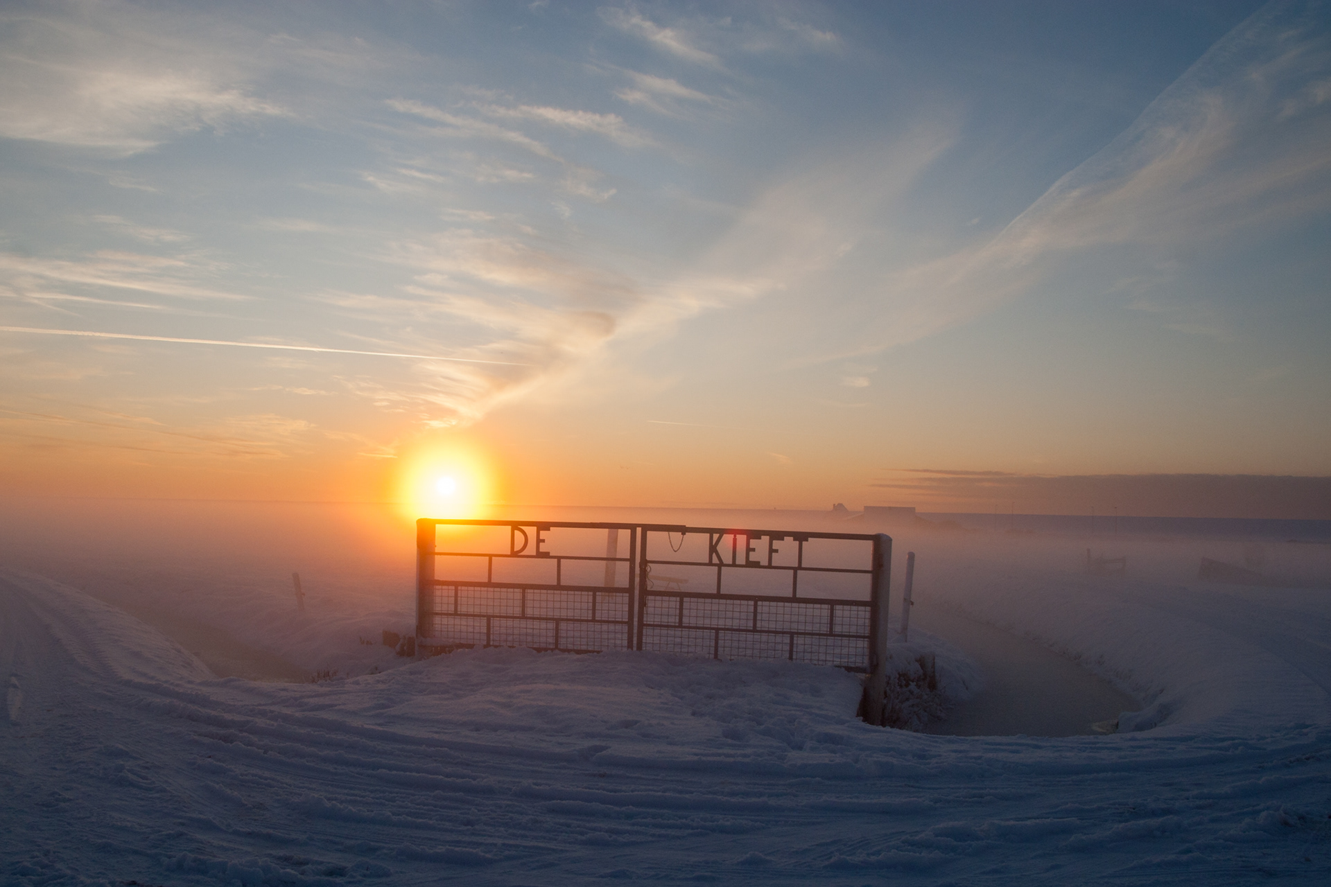Het hek van molen De Kieft op een koude, winterse dag.