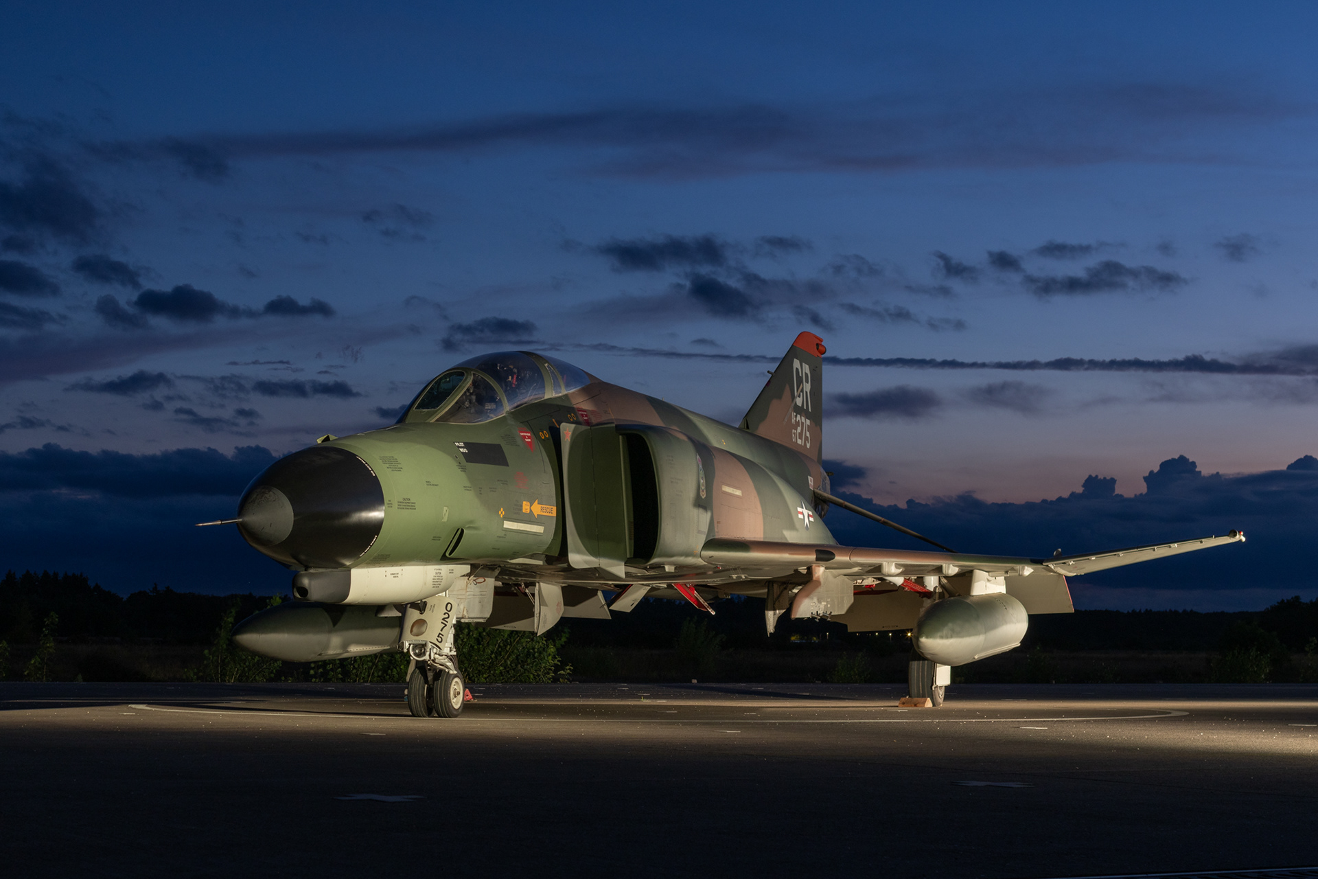 F-4 Phantom II in camouflagekleuren (CR-codering) tijdens een kleurrijke schemering