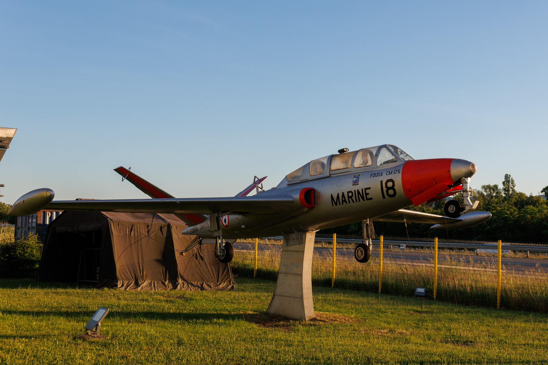 Deze Fouga CM-175 Zephyr staat in Valance bij een dumpzaak. Het toestel was van de Franse Marine en heeft registratie 18.