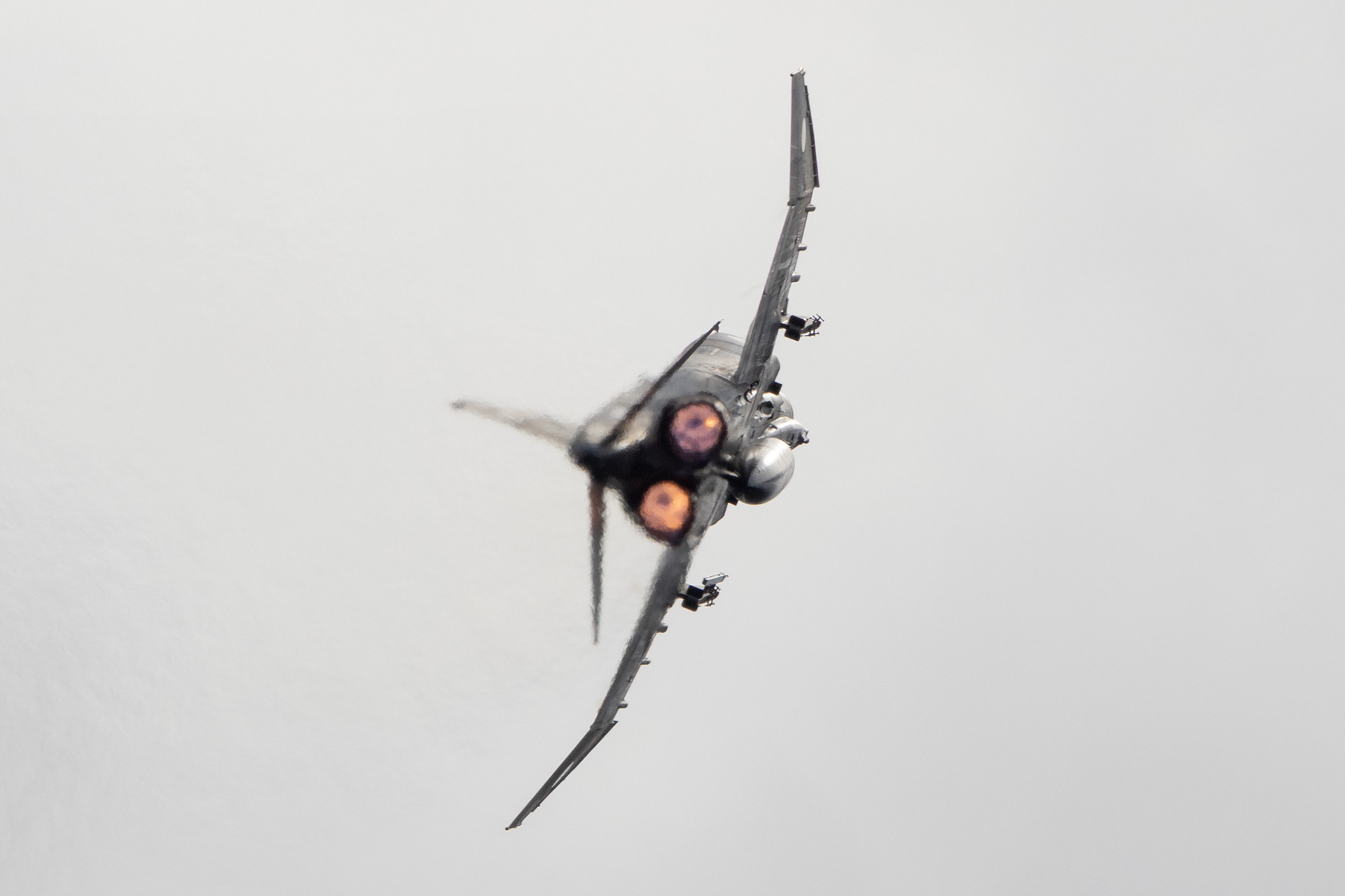 McDonnell Douglas F-4E Phantom II (01501) van de Griekse Luchtmacht in een scherpe bocht met beide nabrandende motoren vol aan, gezien van achteren tijdens een demonstratie.
