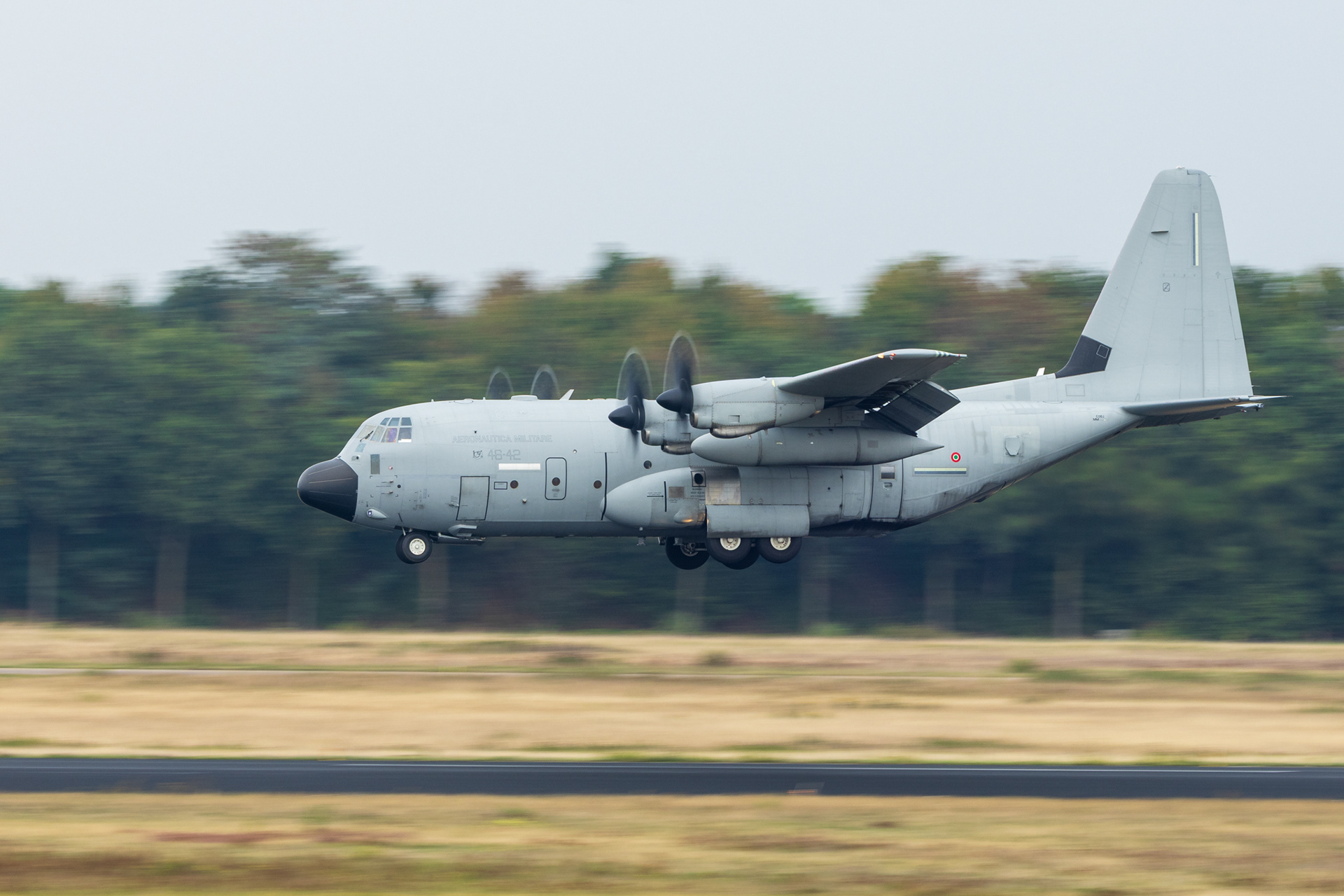 Een Italiaanse C130  Hercules op vliegbasis Eindhoven tijdens Falcon Leap 2025.