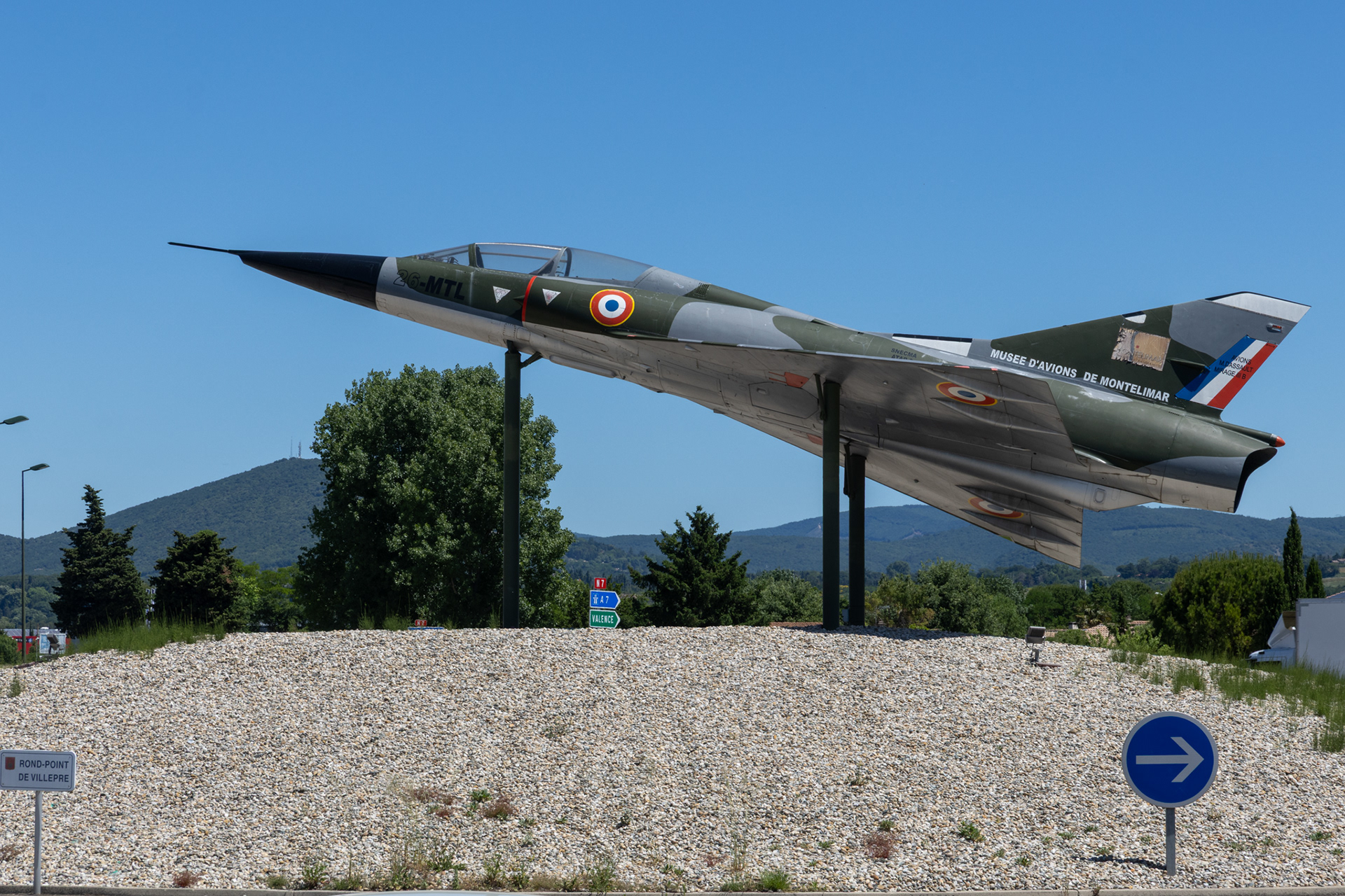 Deze Dassault Mirage IIIB met registratie 233 en code 26-MTL staat op een rotonde in Montelimar en maakt reclame voor het museum.