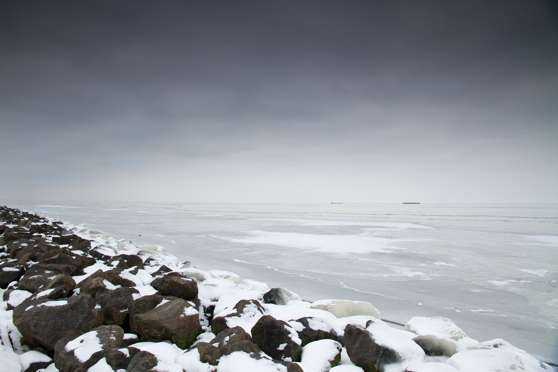 Schepen varen in een smalle vaargeul op het IJsselmeer.