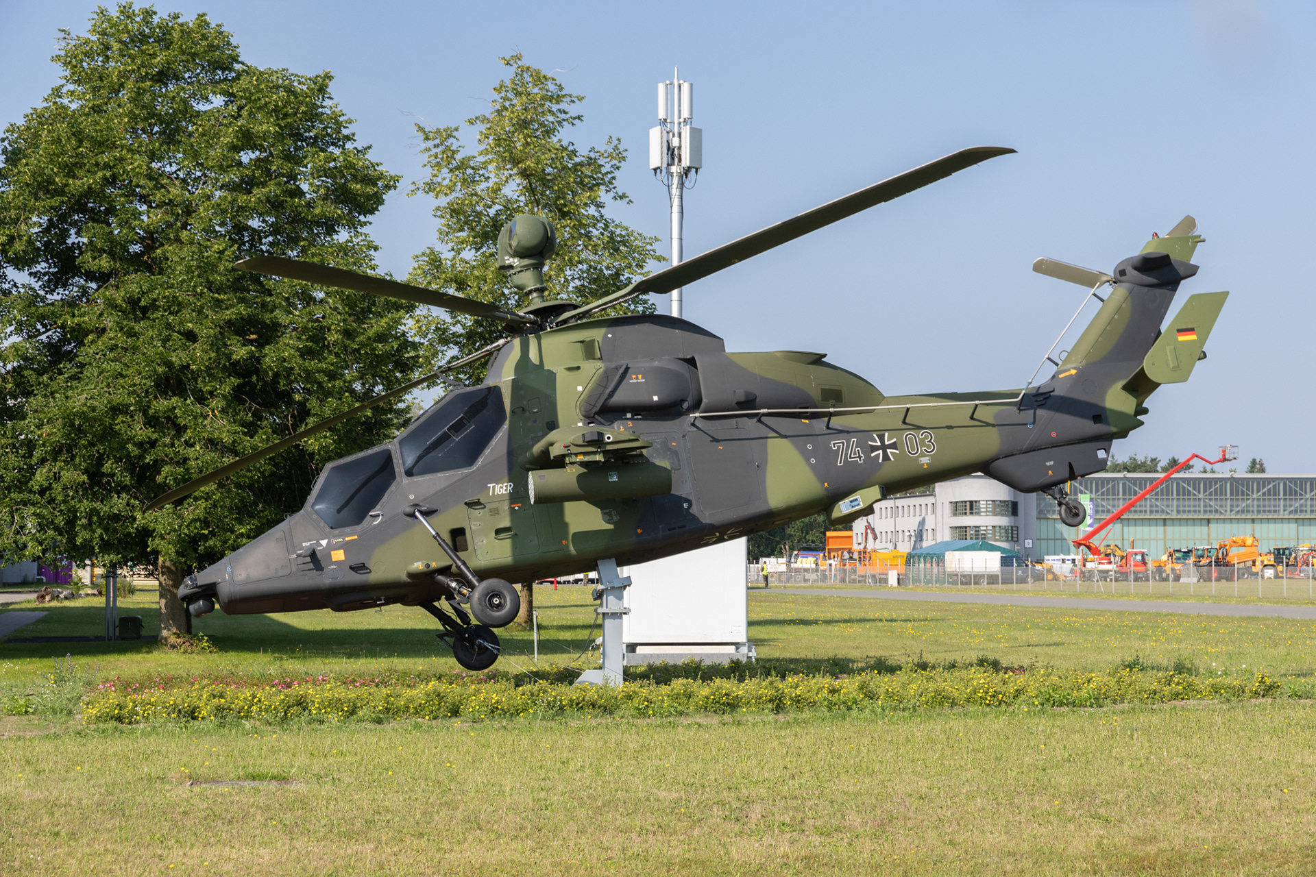 Deze Tiger met registratie 74+03 staat op Fassberg als gateguard.