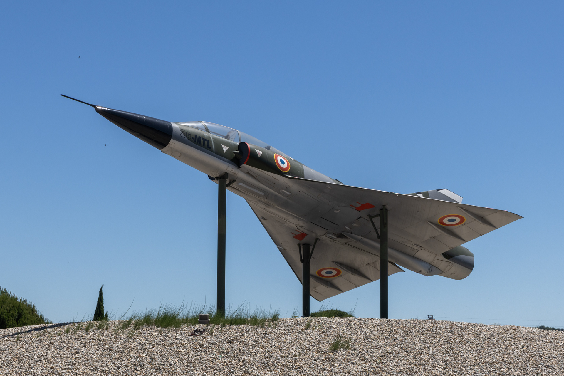 Deze Dassault Mirage IIIB met registratie 233 en code 26-MTL staat op een rotonde in Montelimar en maakt reclame voor het museum.