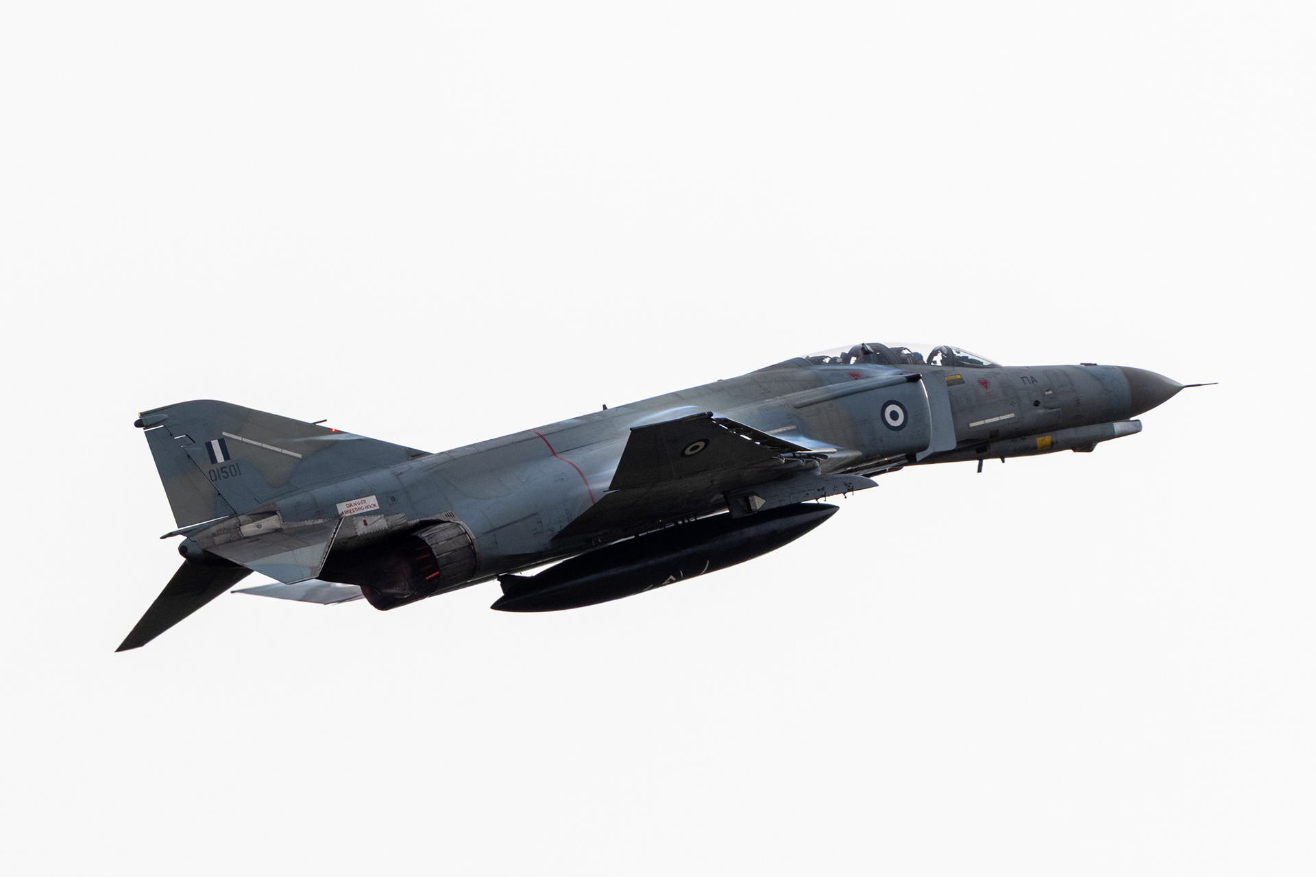 McDonnell Douglas F-4E Phantom II (01501) van de Griekse Luchtmacht in vlucht, met een LANTIRN targeting pod onder de romp.