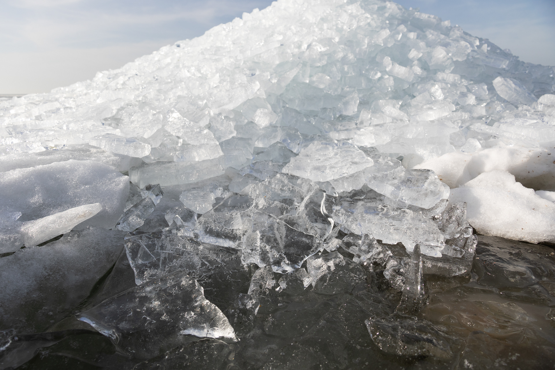 Kruiend ijs heb ik helaas niet al te vaak kunnen fotograferen. Daarom ben ik al snel tevreden als er ergens een klein beetje te vinden is.