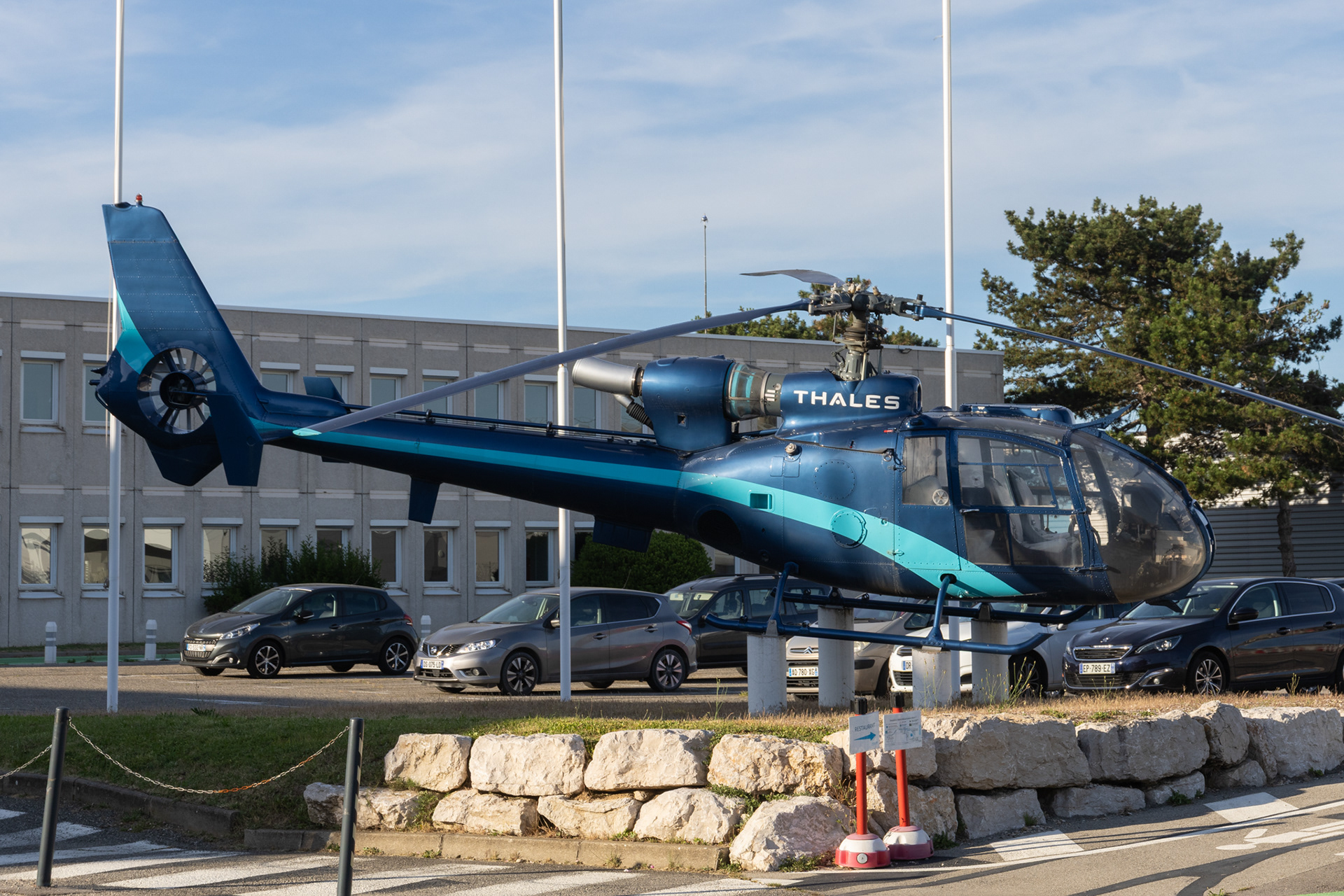 Bij Thales in het Franse Valance staat deze Gazelle bij de ingang. Deze heli had vroeger registratie 1211 en vloog bij de Franse Landmacht.