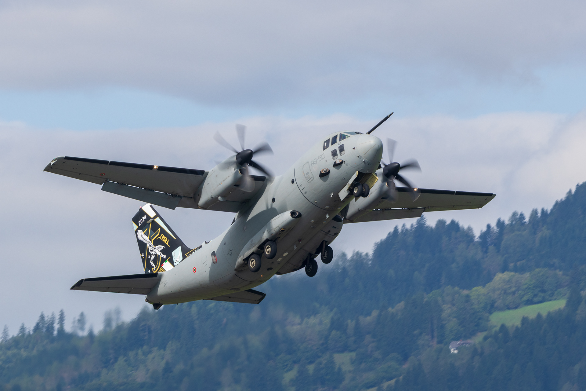 Deze Italiaanse C27 gaf zoals altijd een spectaculaire demonstratie tijdens Airpower 24 in Zeltweg.