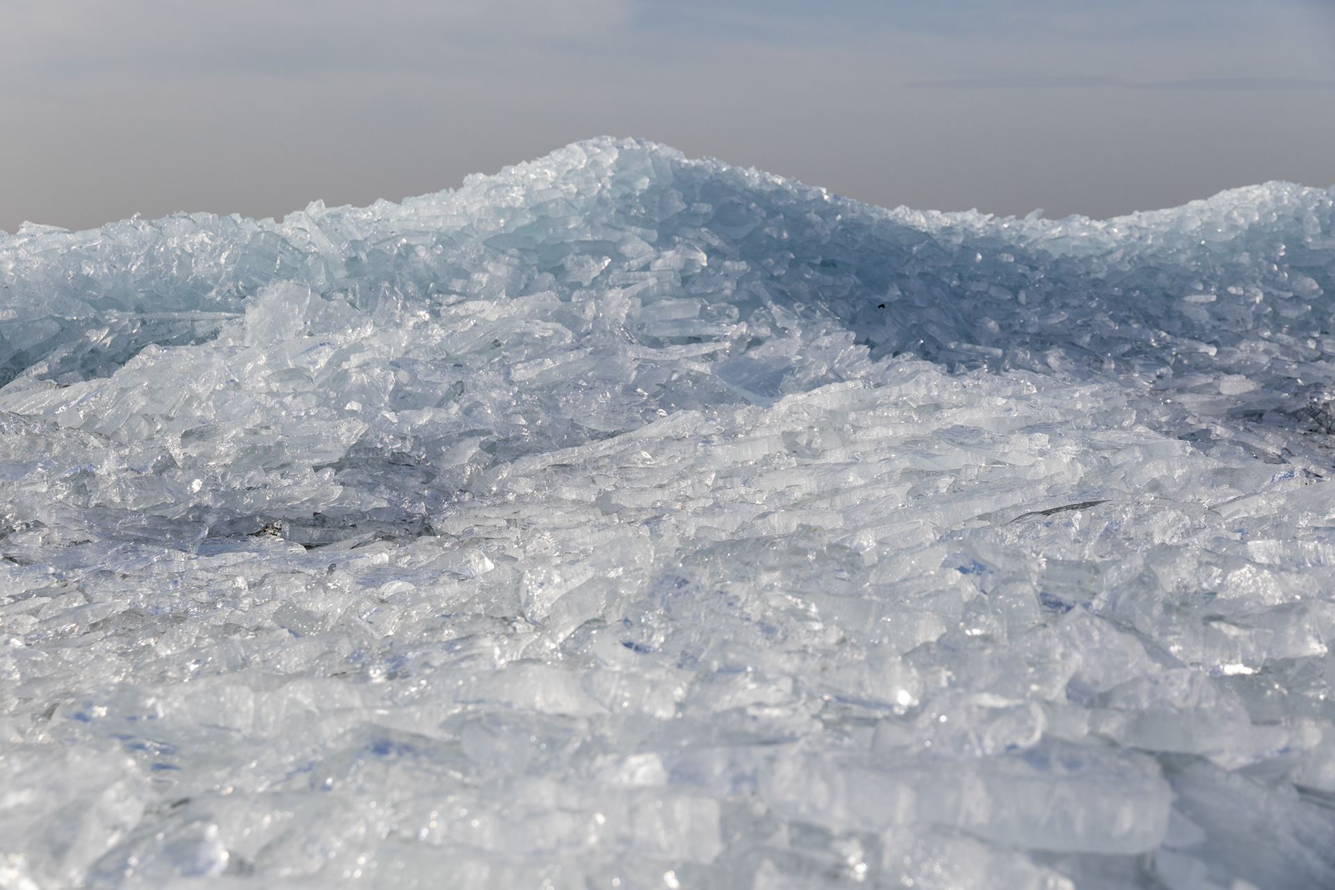 Kruiend ijs langs het IJsselmeer. Het blijft een bijzonder fenomeen en het geluid van de bewegende stukjes is heel apart.