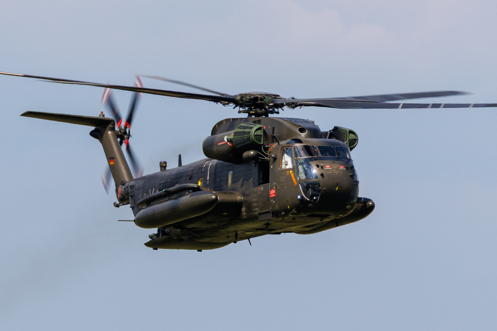 Een Duitse CH53G vliegt laag voorbij tijdens de Tag der Bundeswehr in Fassberg.