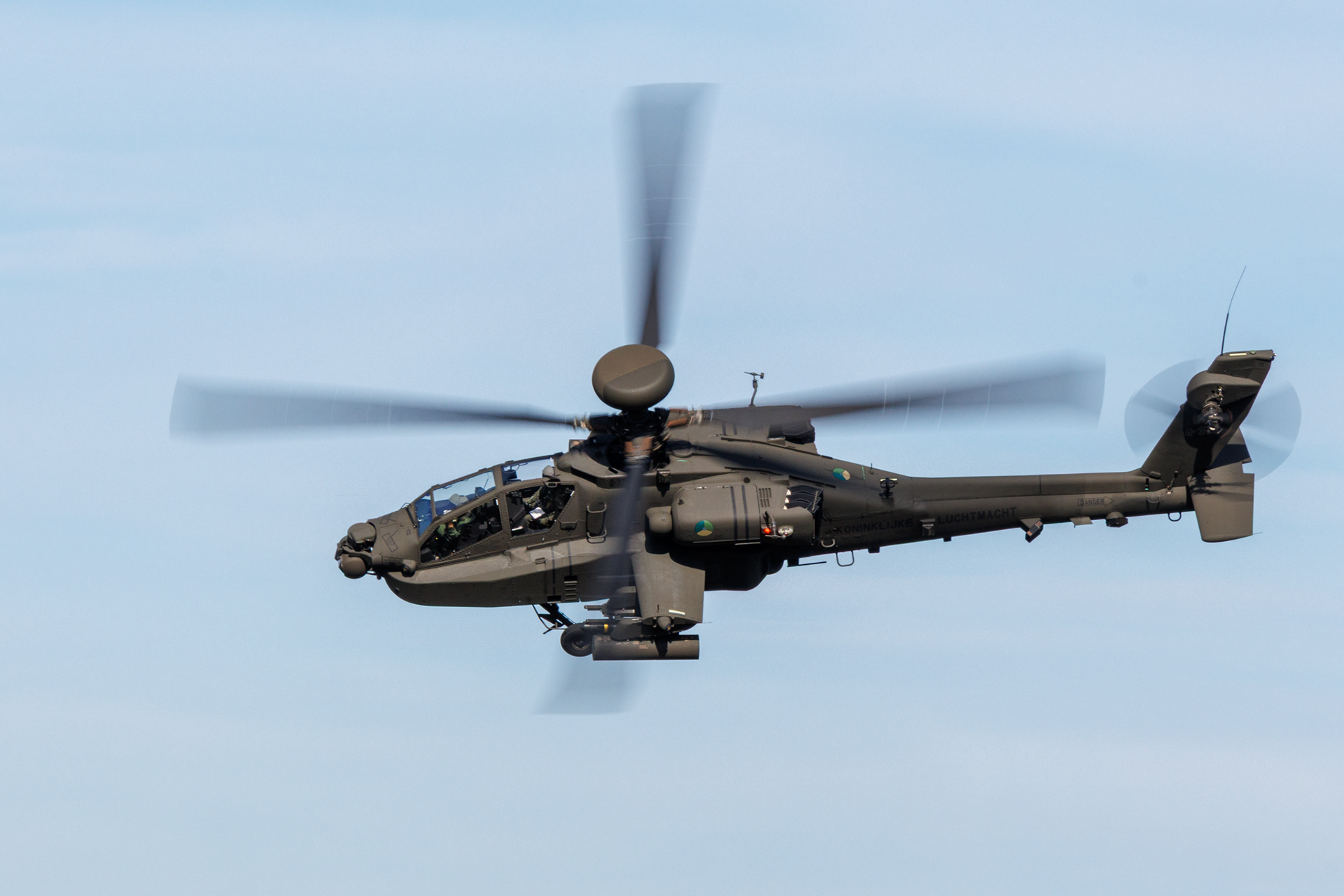 Aankomst van de eerste AH64E Apache helikopter tijdens de afleveringsvlucht op Gilze-Rijen in 2024.