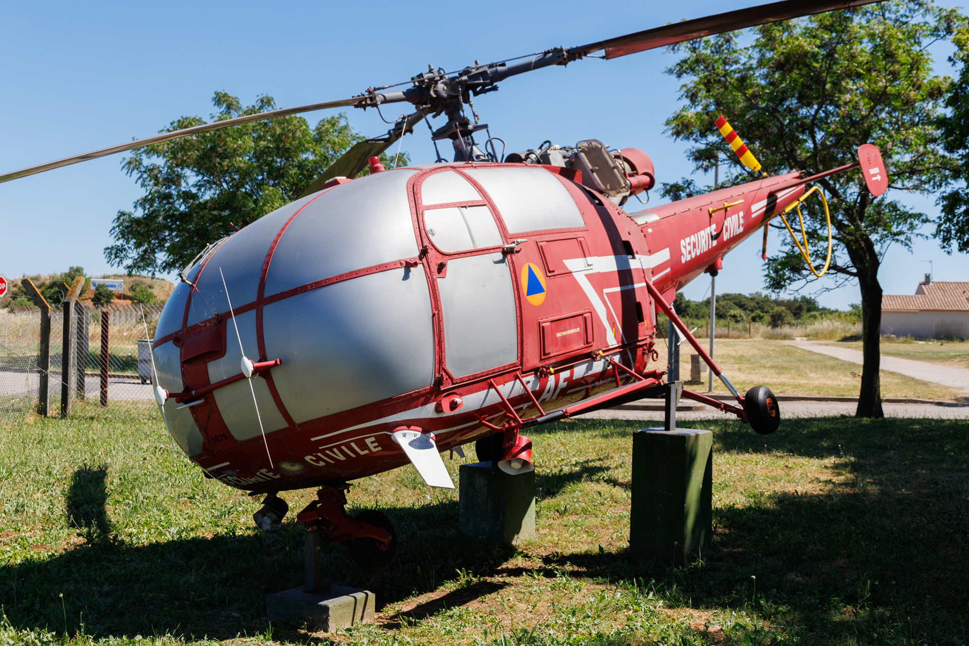 Deze Sud Alouette III van de Securite Civile - met registratie F-ZBAF- staat tentoongesteld bij de ingang van het Securite Civile gedeelte van Nimes Garons.