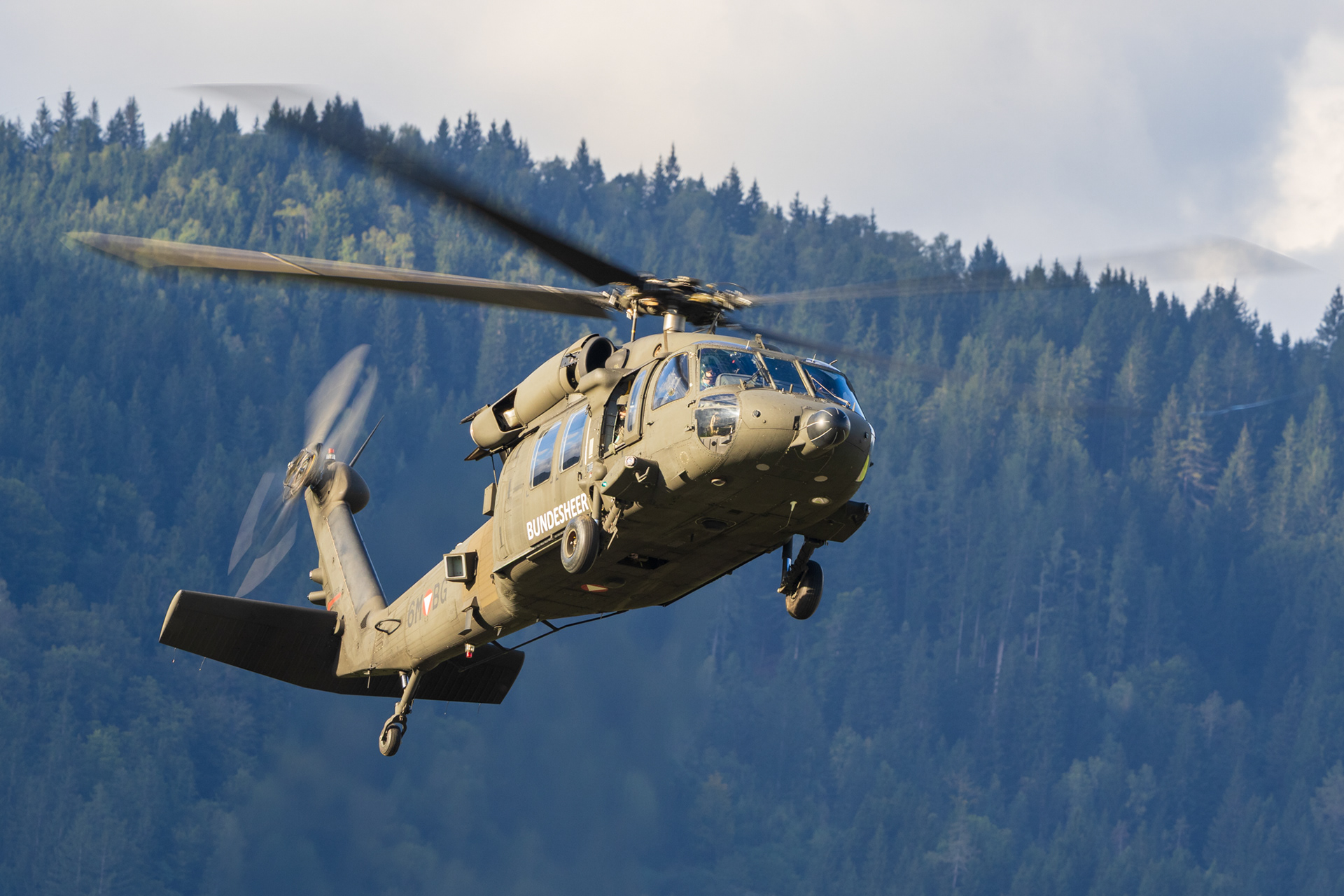 Een Oostenrijkse S70 Black Hawk in zijn element tussen de bergen.