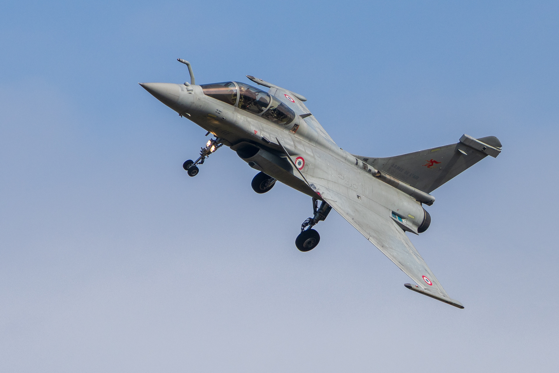 Franse Armée de l'Air Dassault Rafale met landingsgestel uit, draait in voor de landing op Saint Dizier.